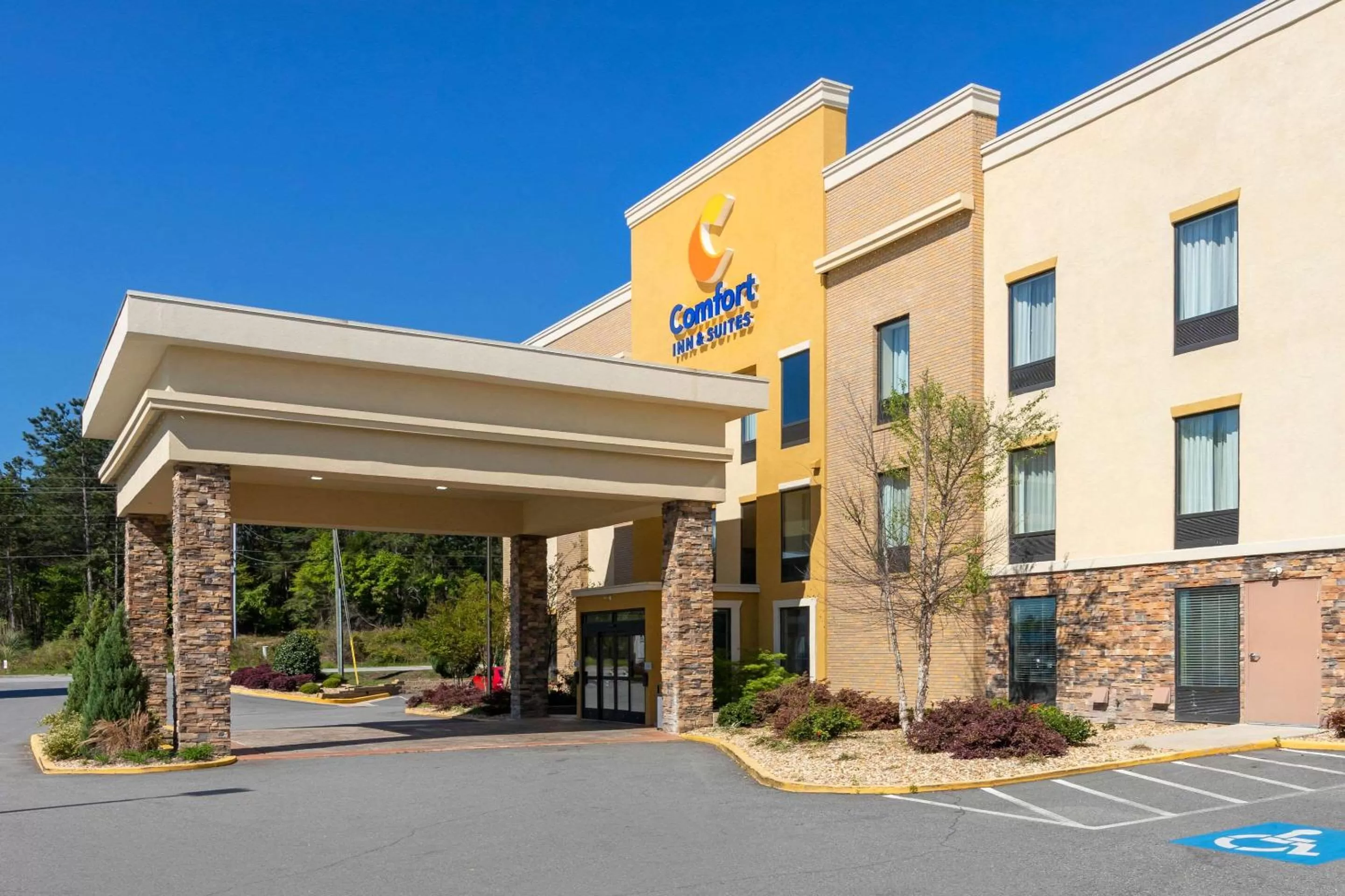 Property building in Comfort Inn & Suites Macon West