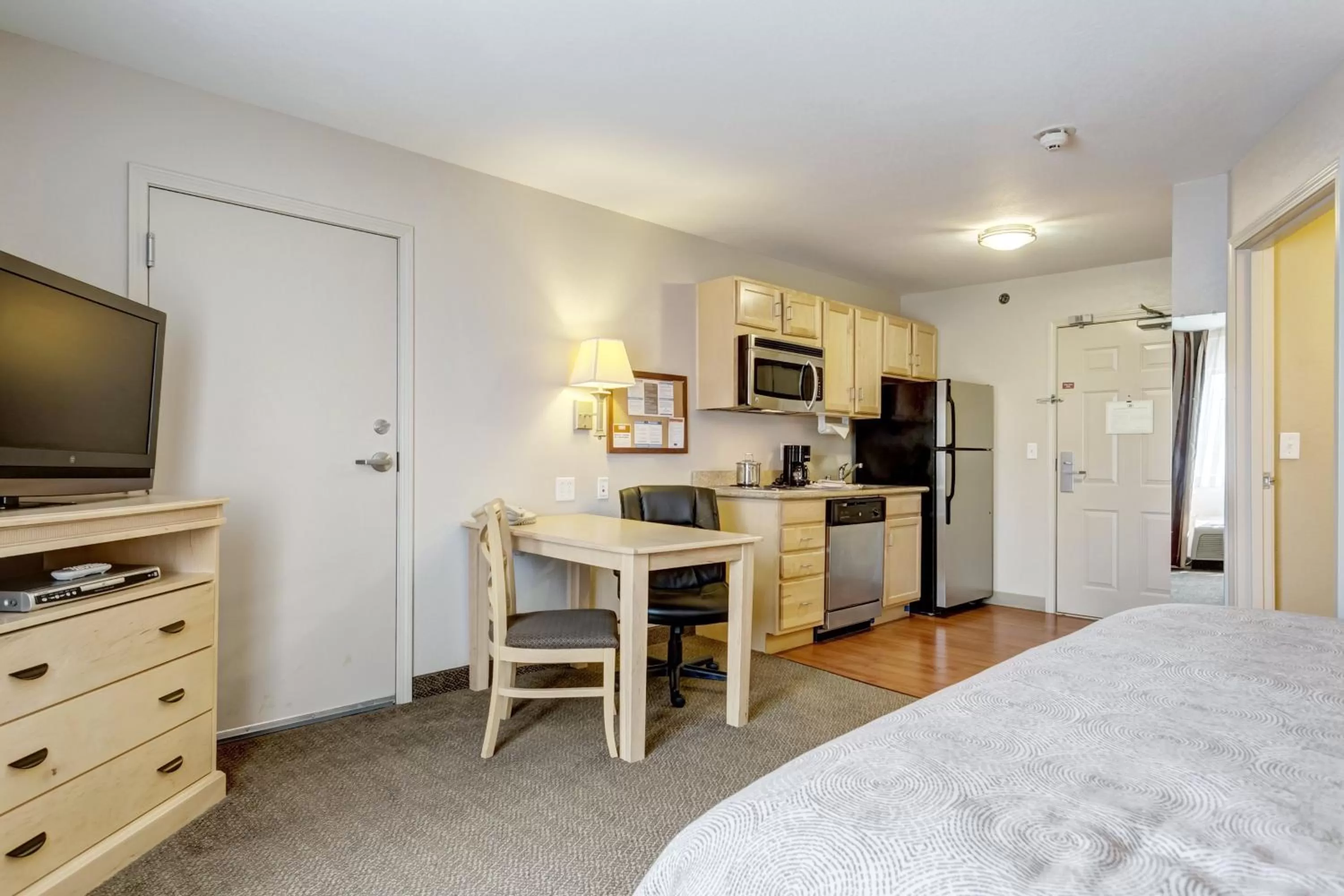 Photo of the whole room, Bed in Candlewood Suites Paducah by IHG