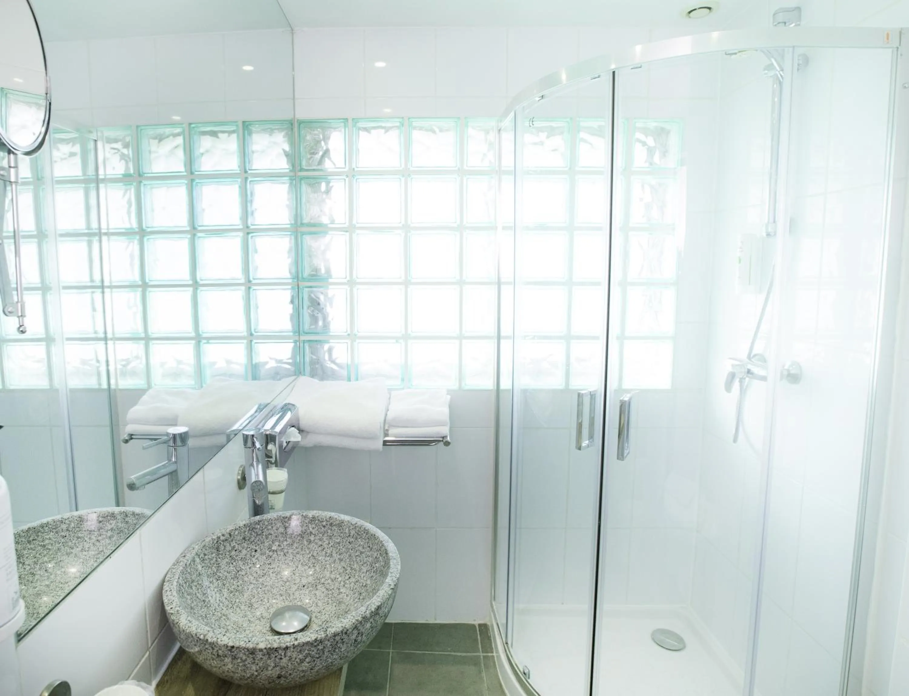 Shower in Tiercé Hotel