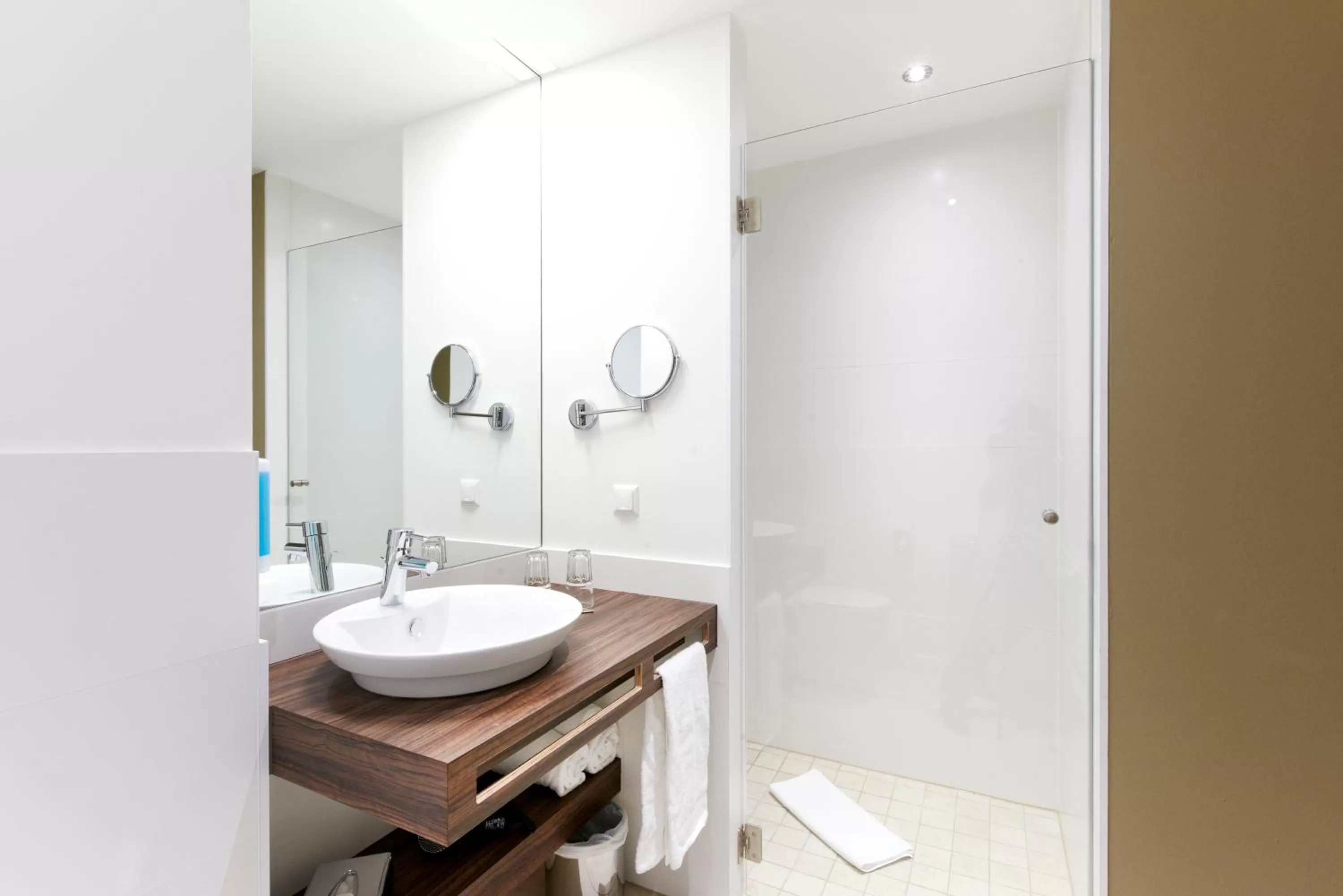 Bathroom in Simm's Hotel - cityhotel next to Metro U3