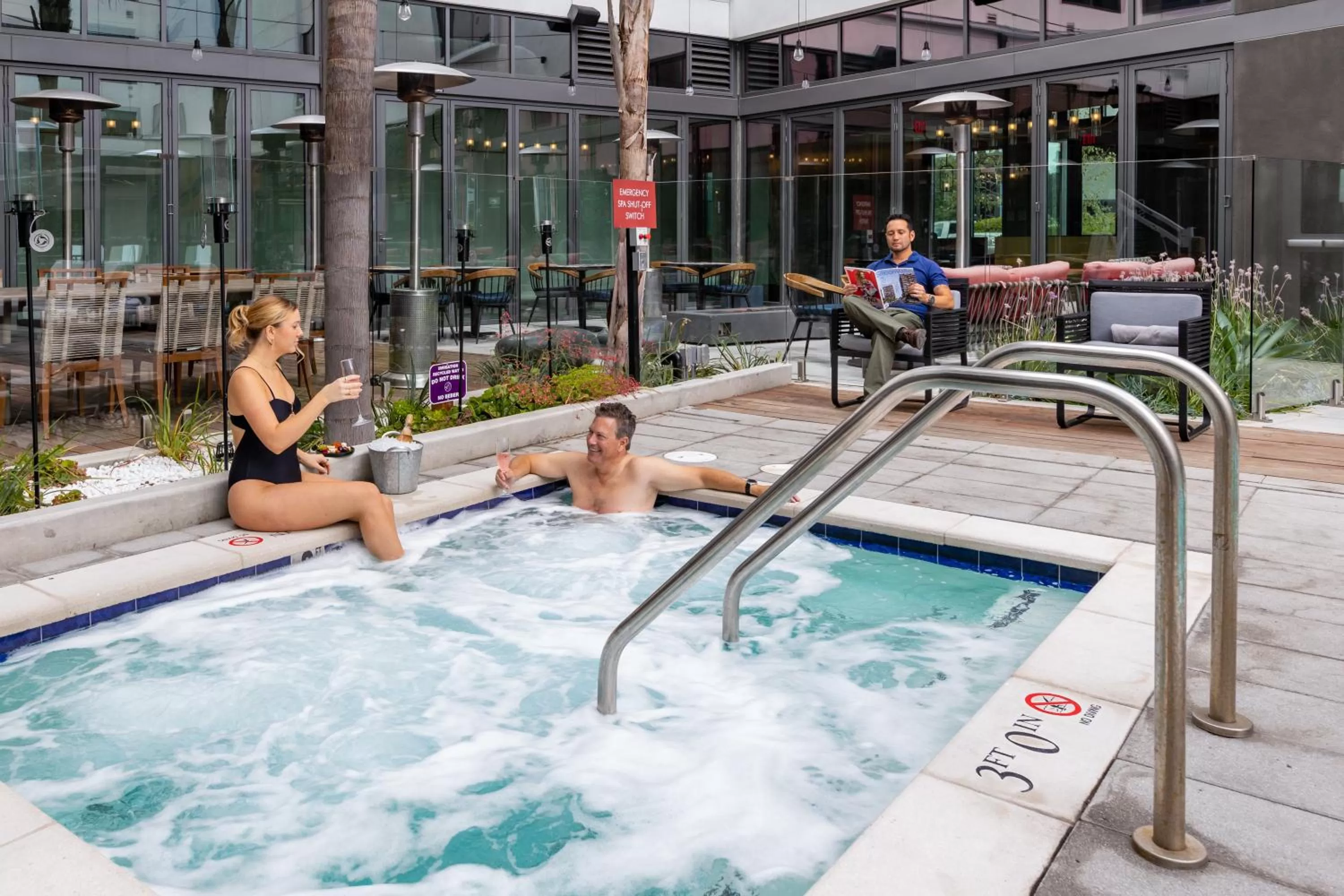 Swimming pool in Shashi Hotel Mountain View Palo Alto
