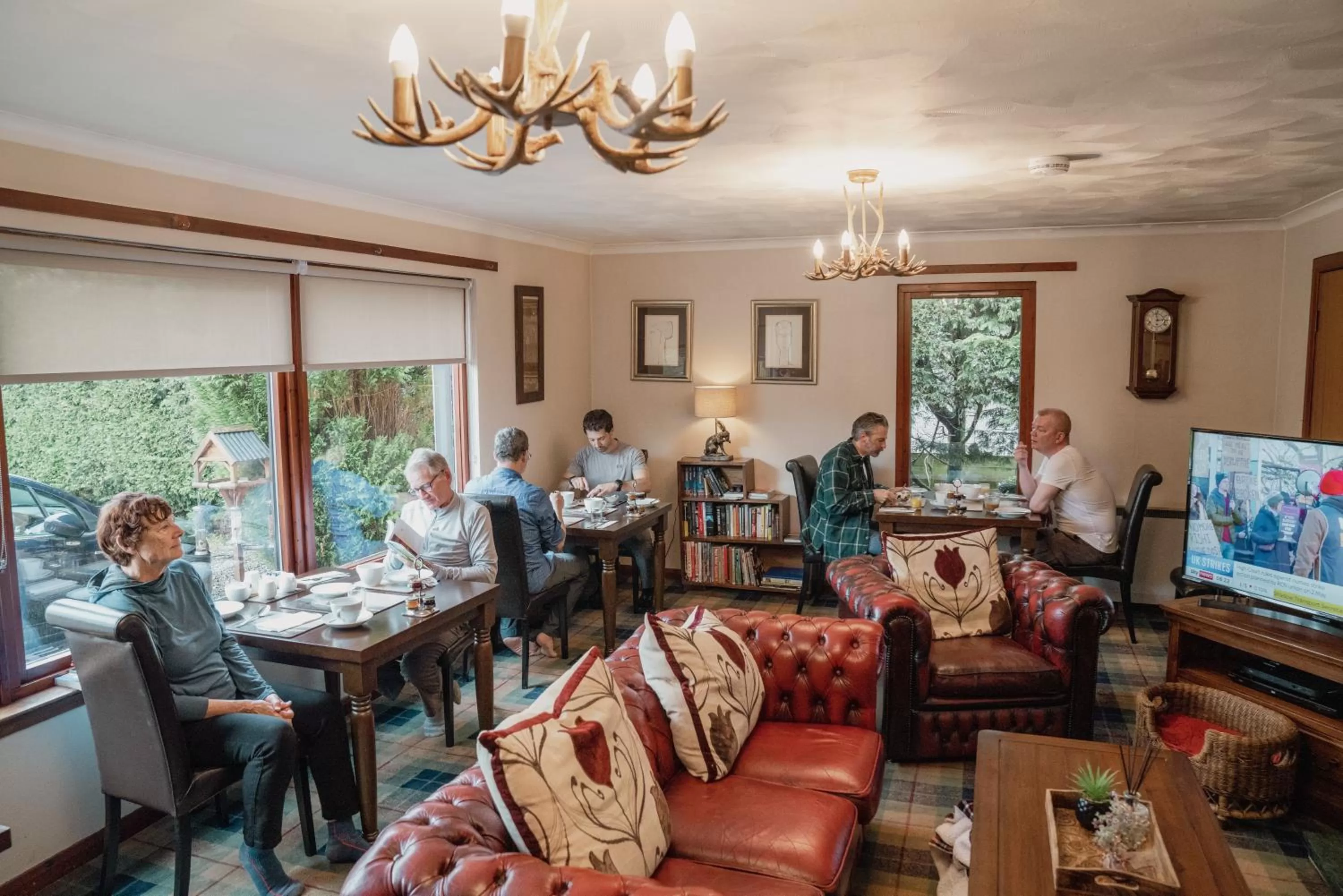 Communal lounge/ TV room in Eriskay B&B and Aviemore Glamping