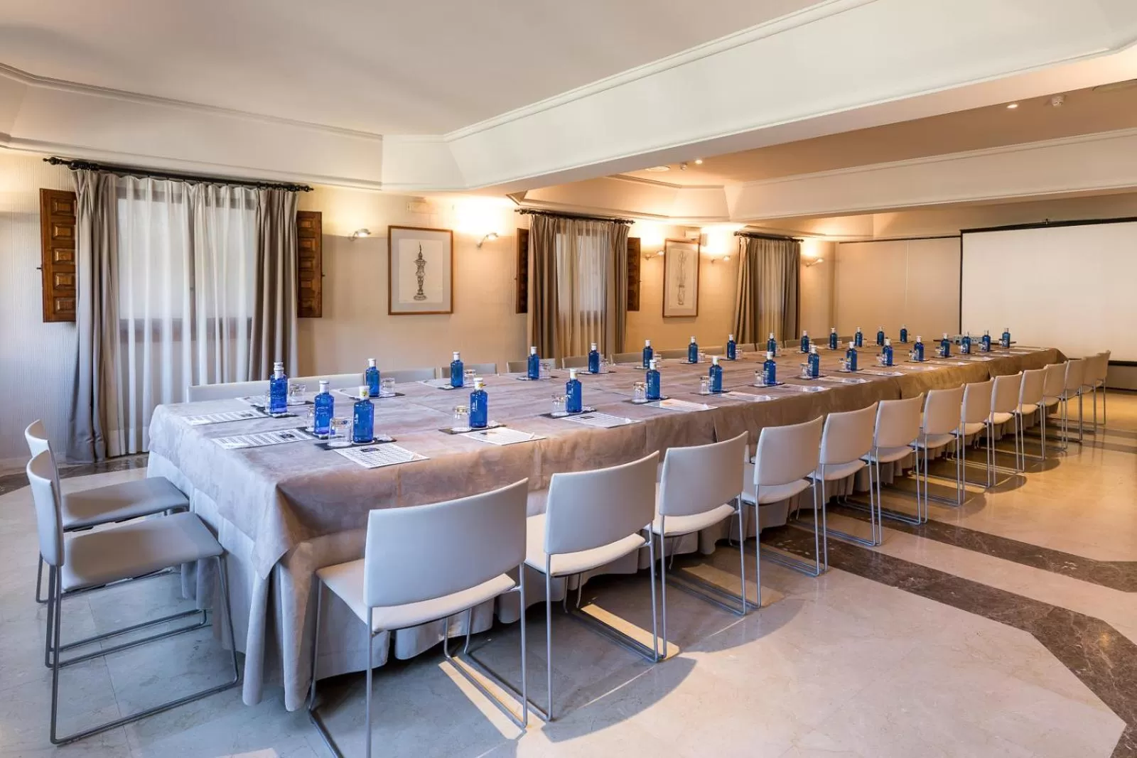 Business facilities in Parador de Cuenca