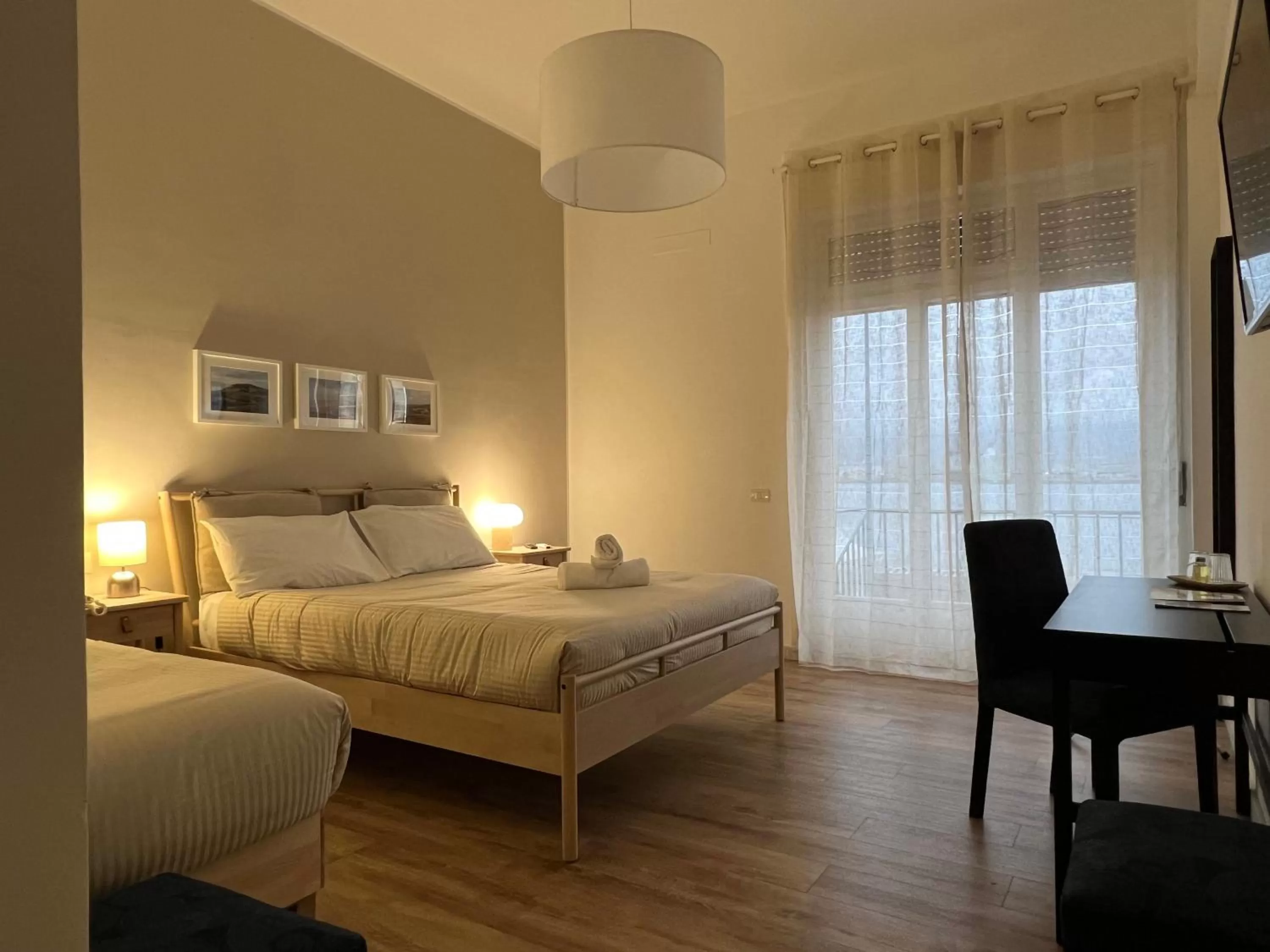 Photo of the whole room, Bed in Garibaldi R&B