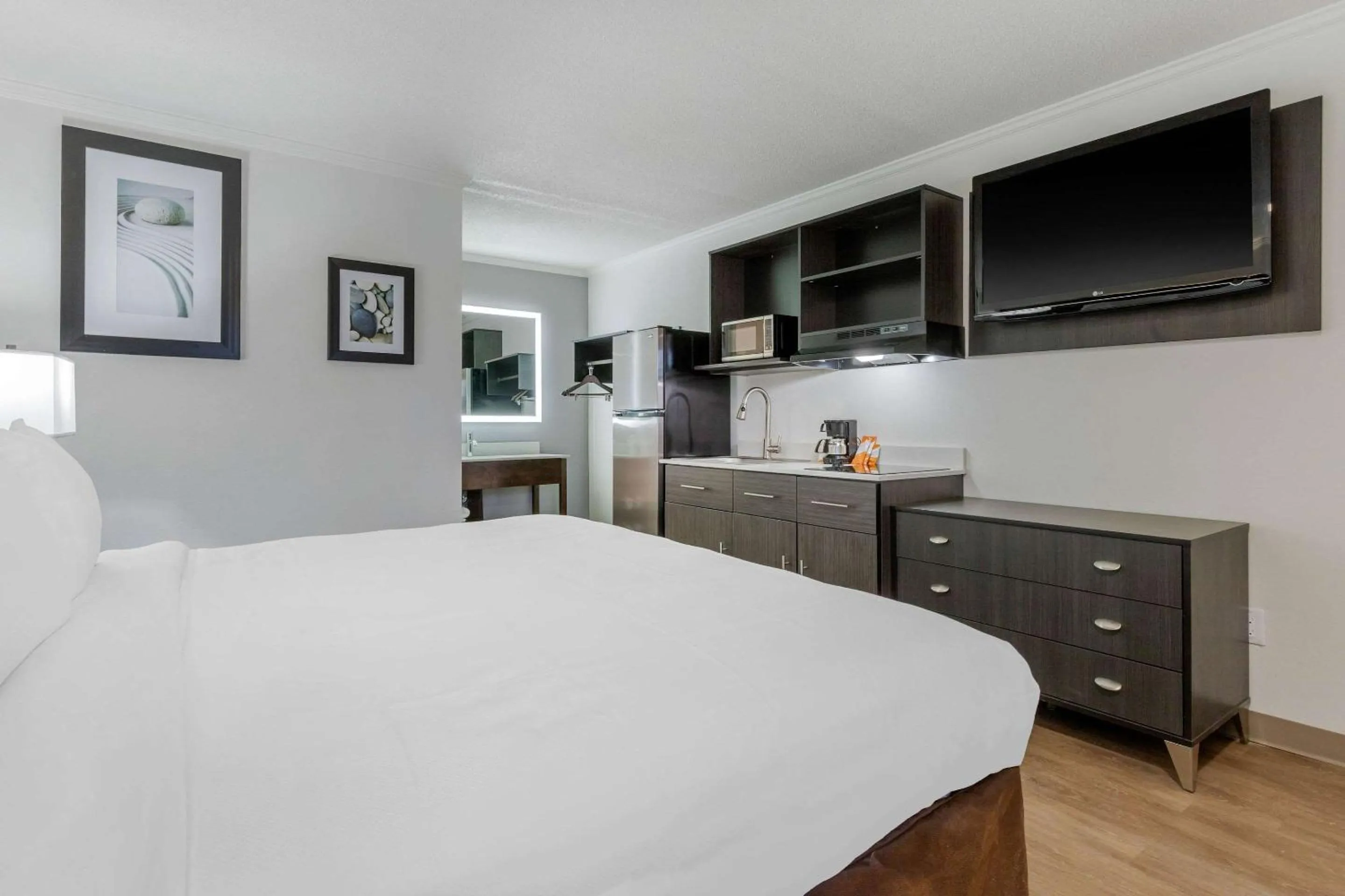 Photo of the whole room, Bed in Suburban Studios at the University