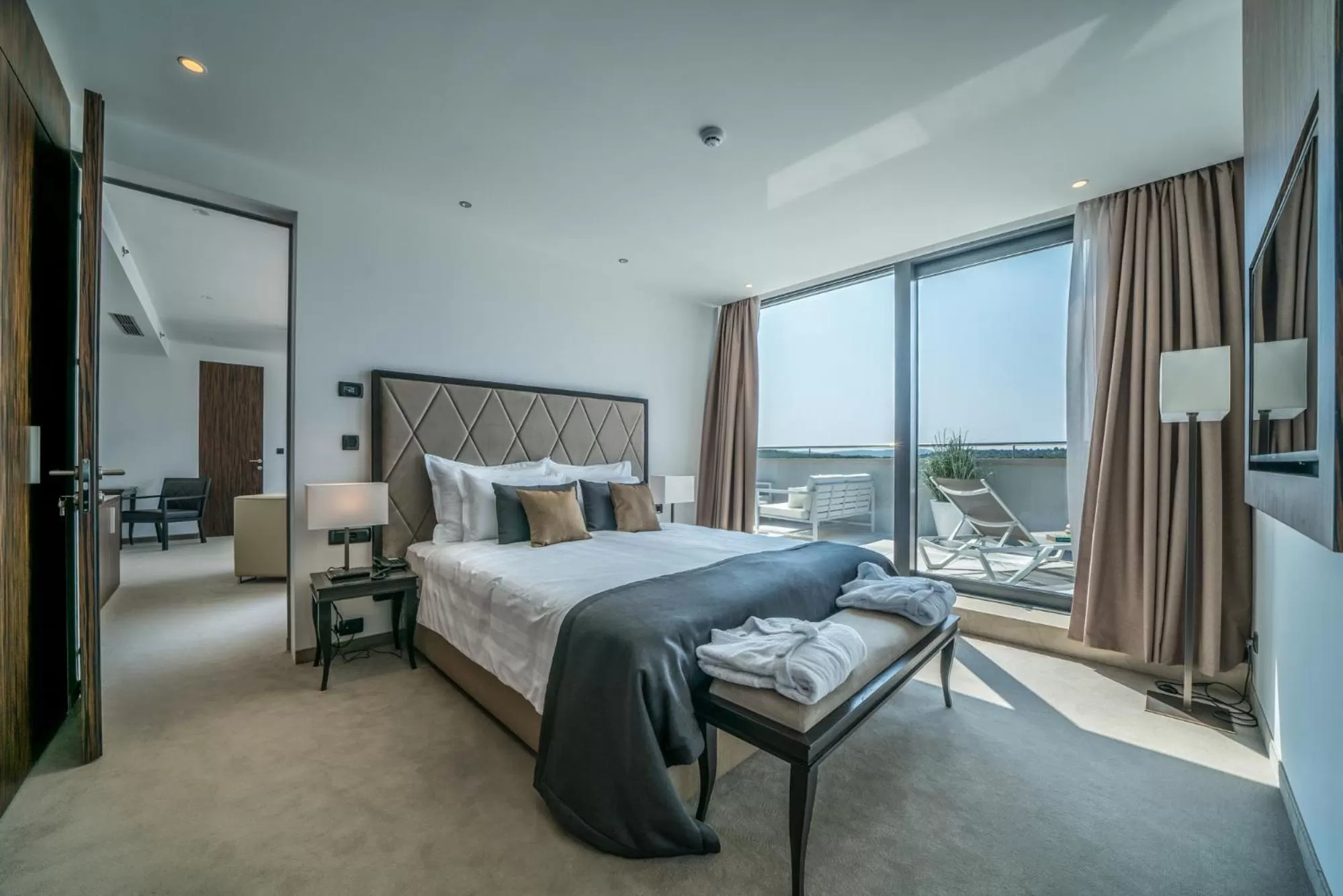 BBQ facilities, Bed in Bellevue Superior City Hotel