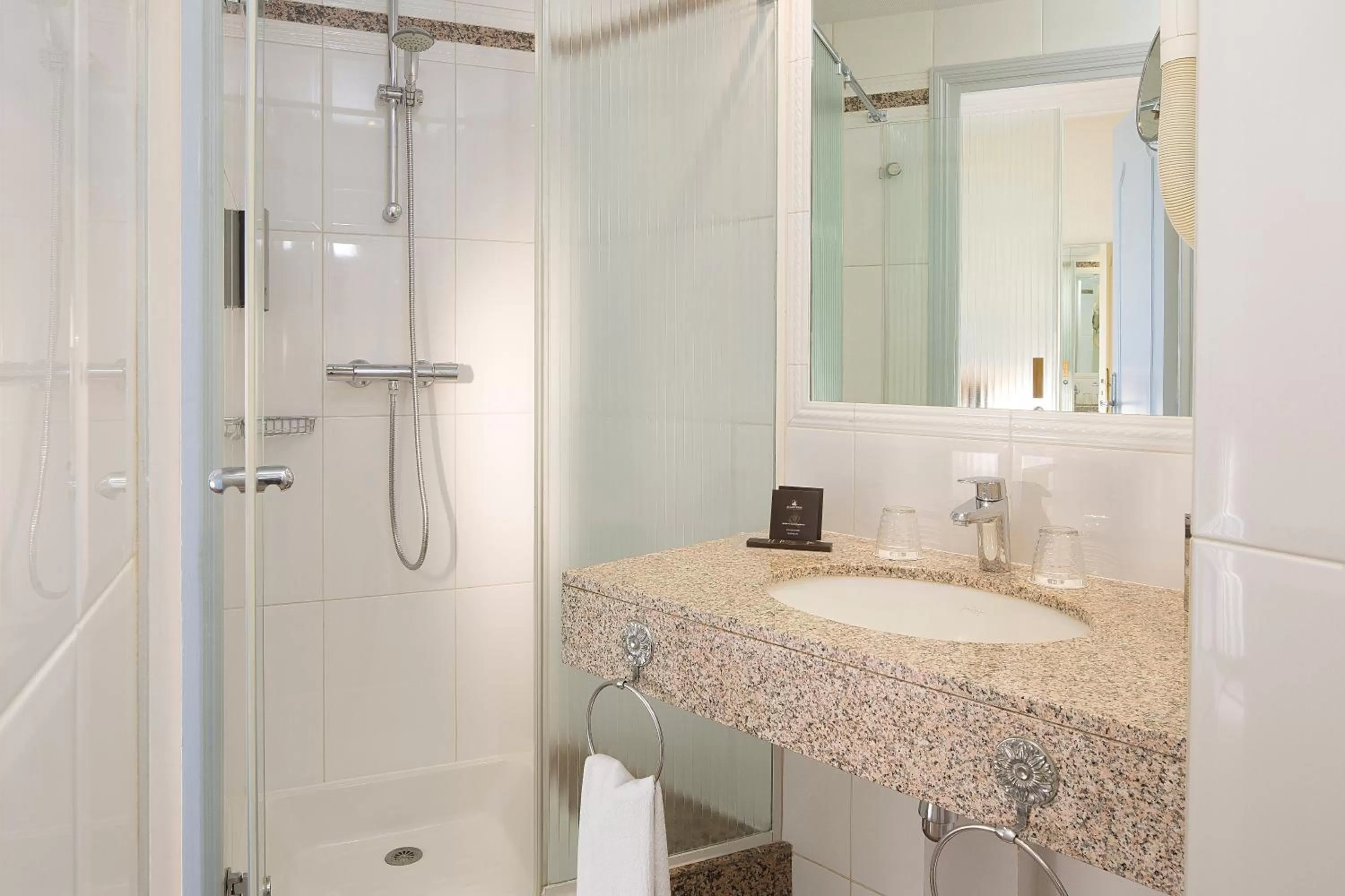 Bathroom in Hôtel Victor Hugo Paris Kléber