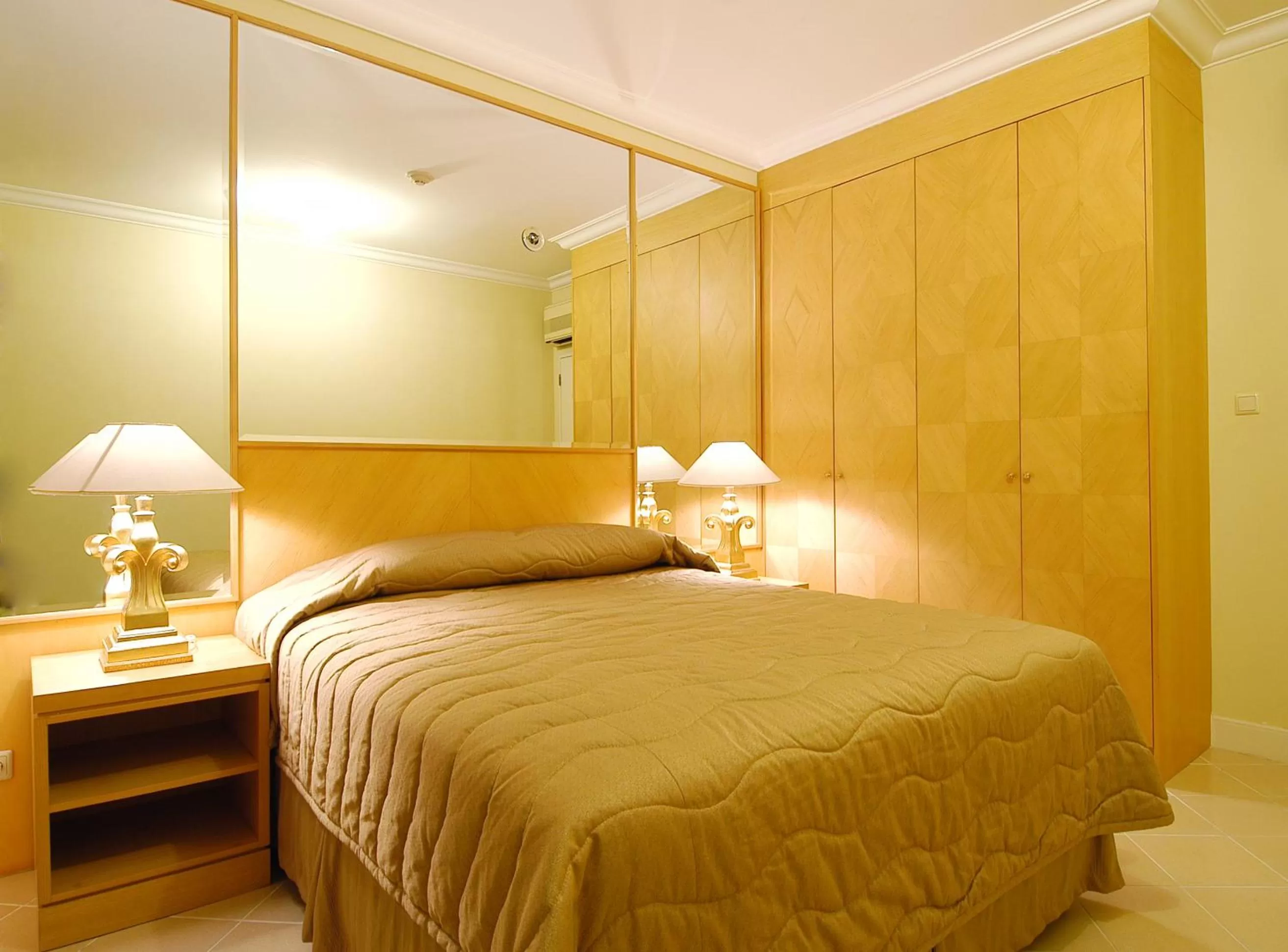 Photo of the whole room, Bed in Batavia Hotel & Serviced Apartments Jakarta