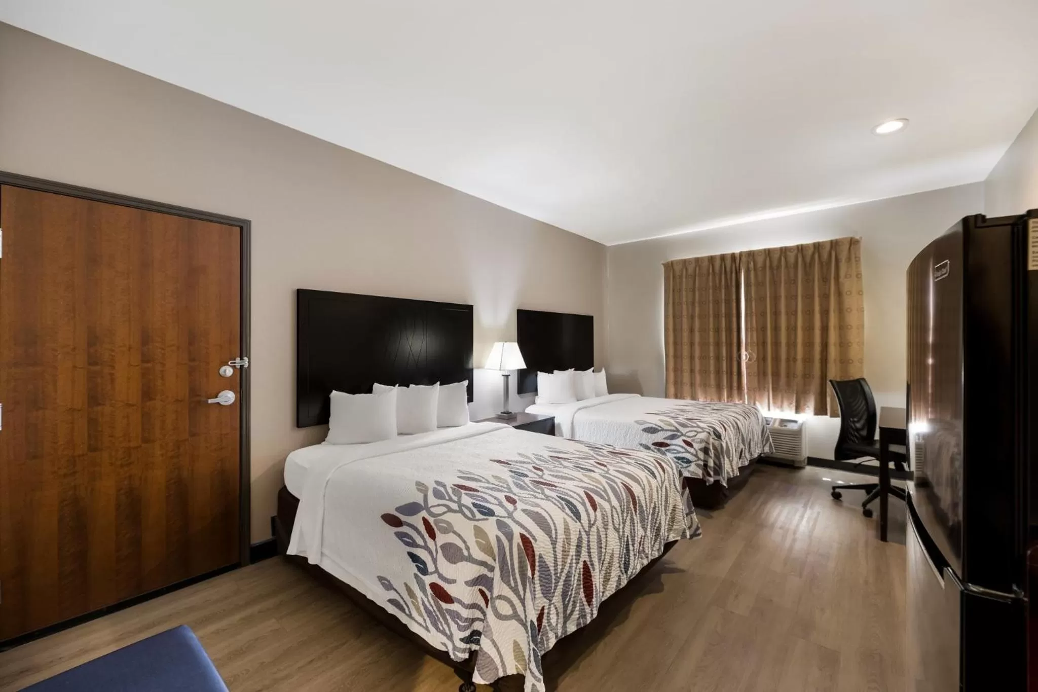 Photo of the whole room, Bed in Red Roof Inn Pecos