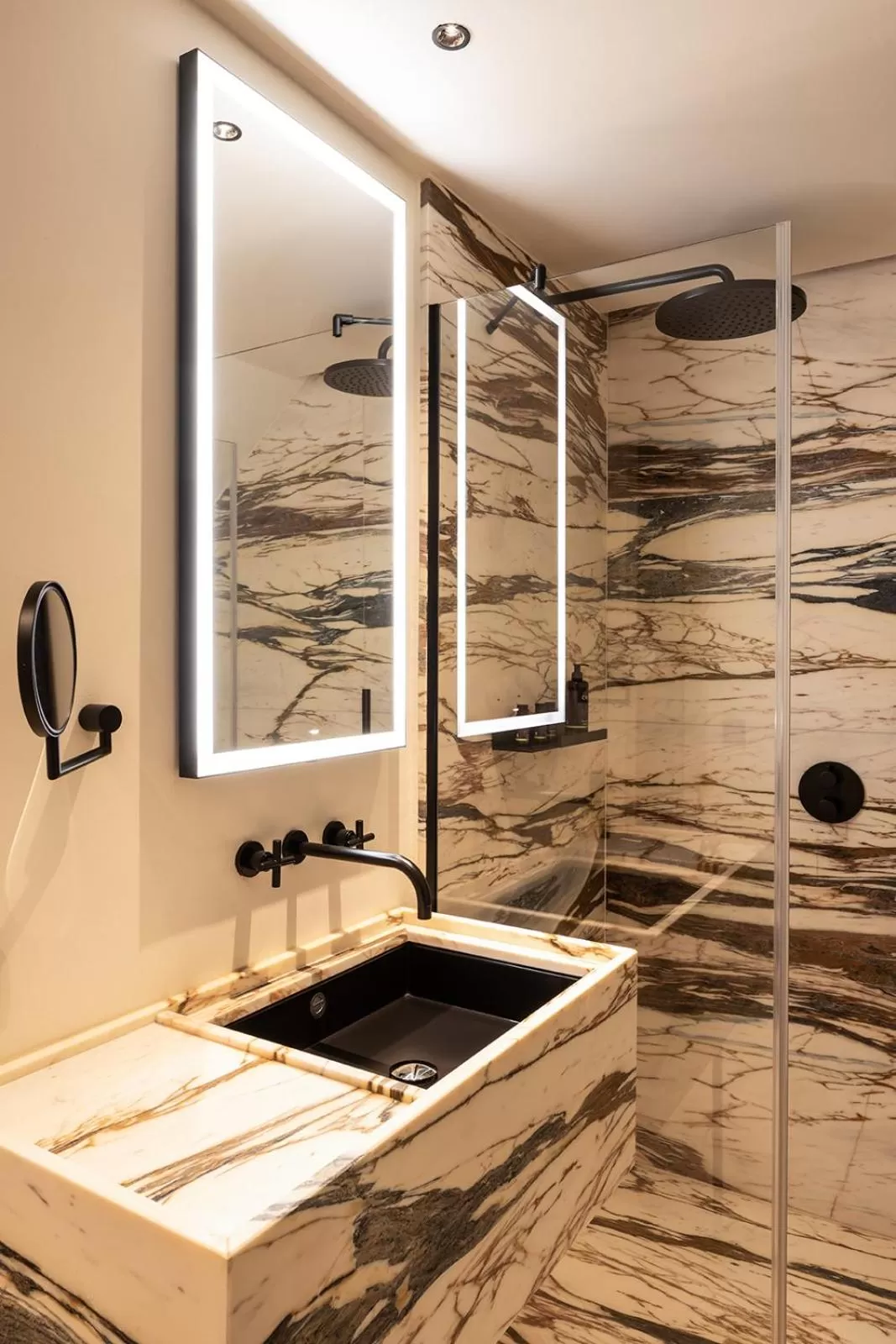 Shower in Château de Vignée