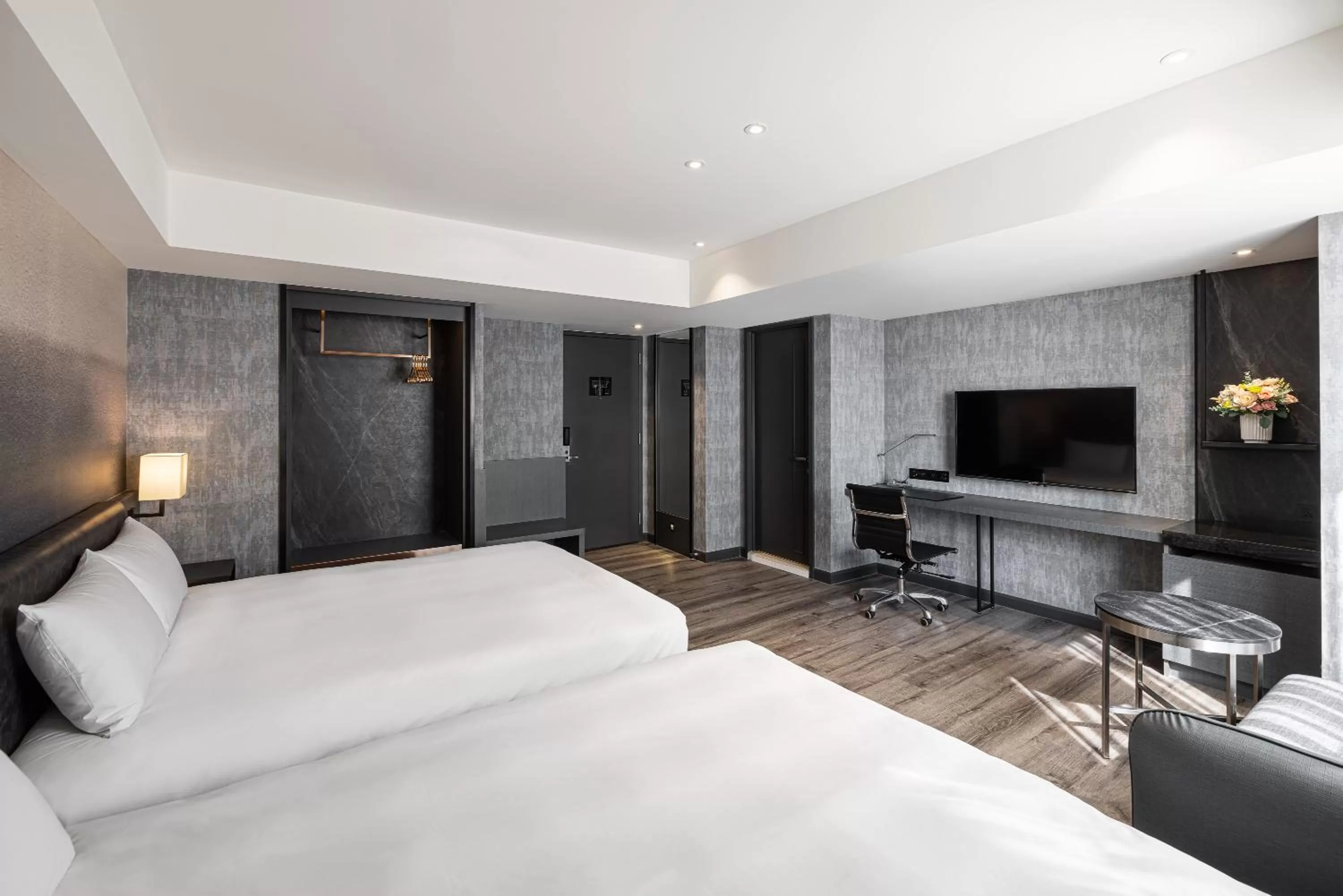 Deluxe Family Room in Lakeshore Hotel Metropolis