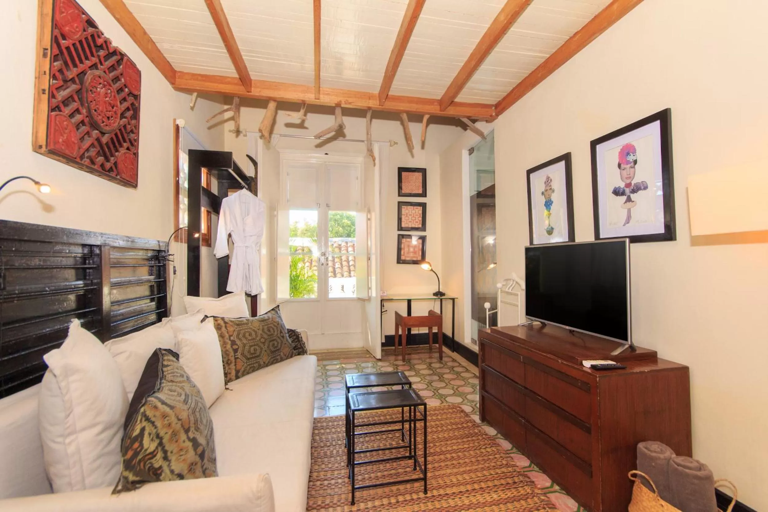 TV and multimedia in Hotel Casa Lola Deluxe Gallery