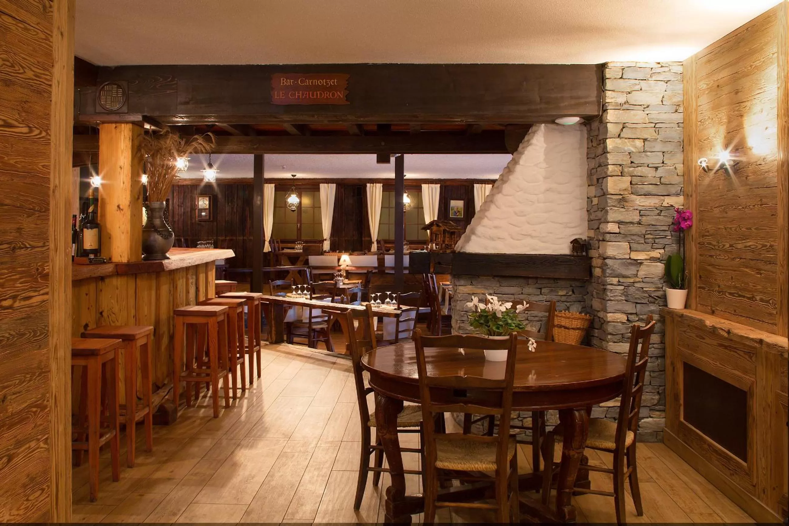 Restaurant/places to eat in Hotel La Prairie