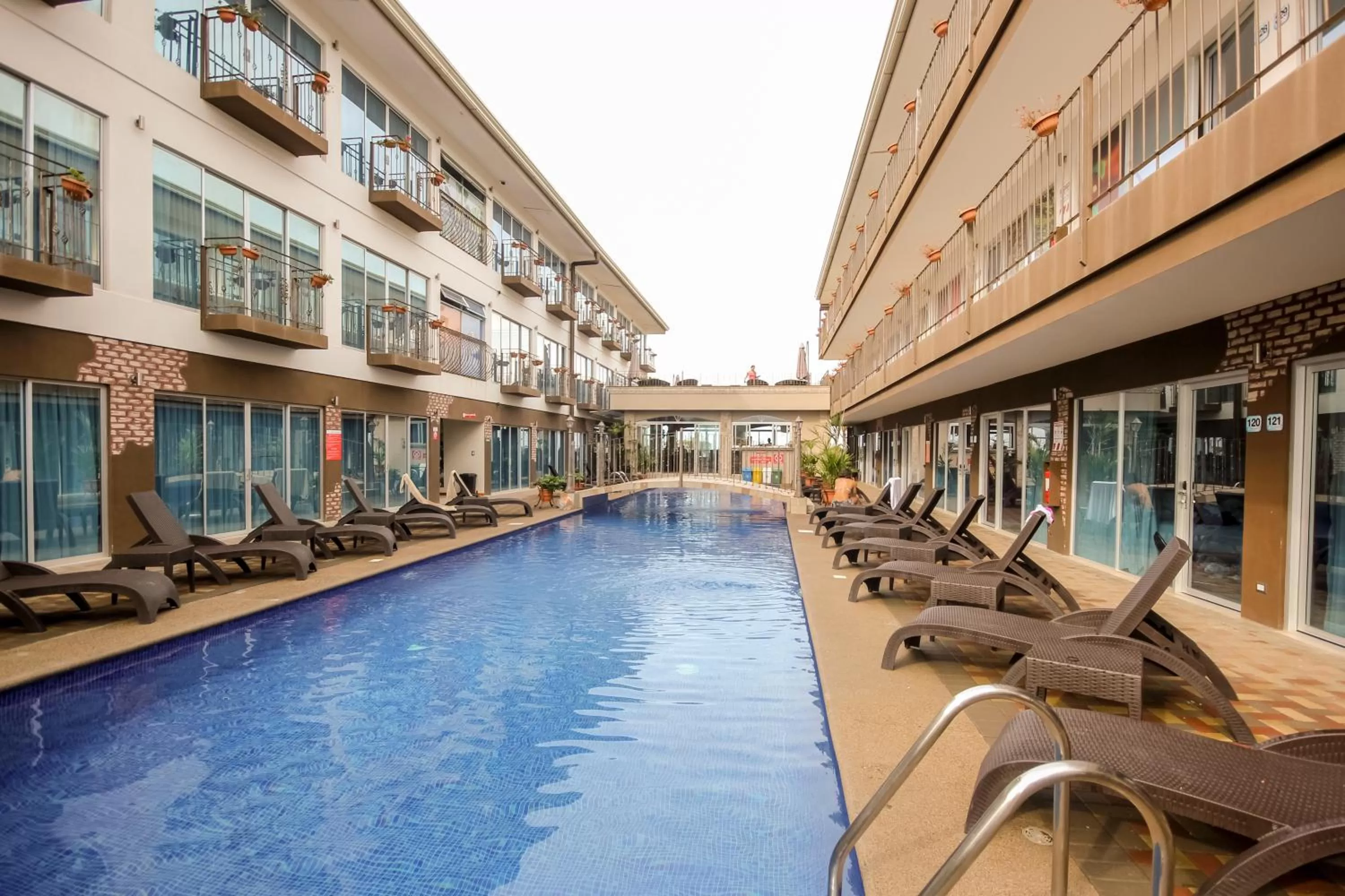 Swimming pool in Beachfront Hotel Tramonto