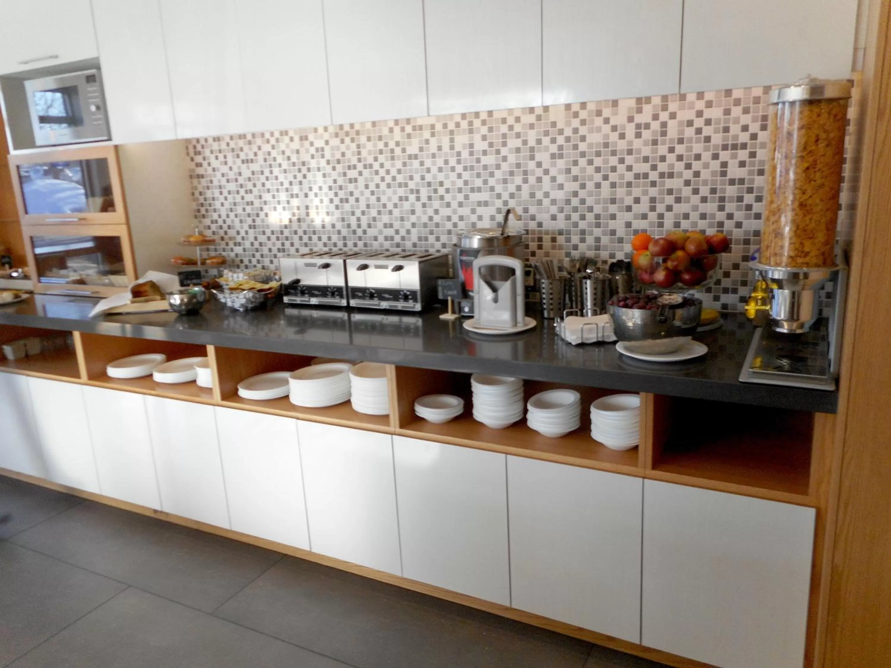 Breakfast in Le Dauphin Montréal-Longueuil