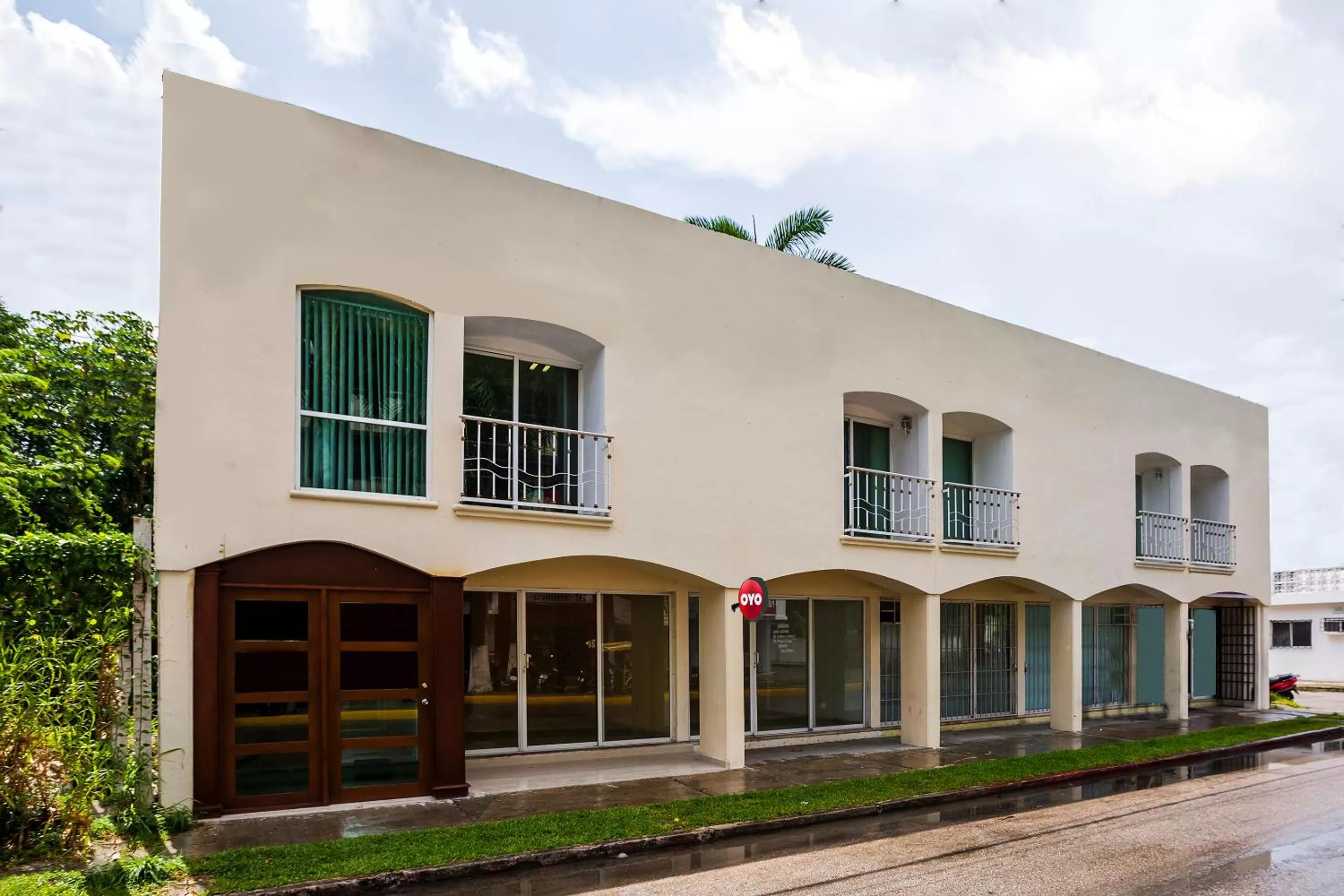 Facade/entrance, Property Building in OYO Hotel Dos Mundos,Aeropuerto Internacional de Cozumel
