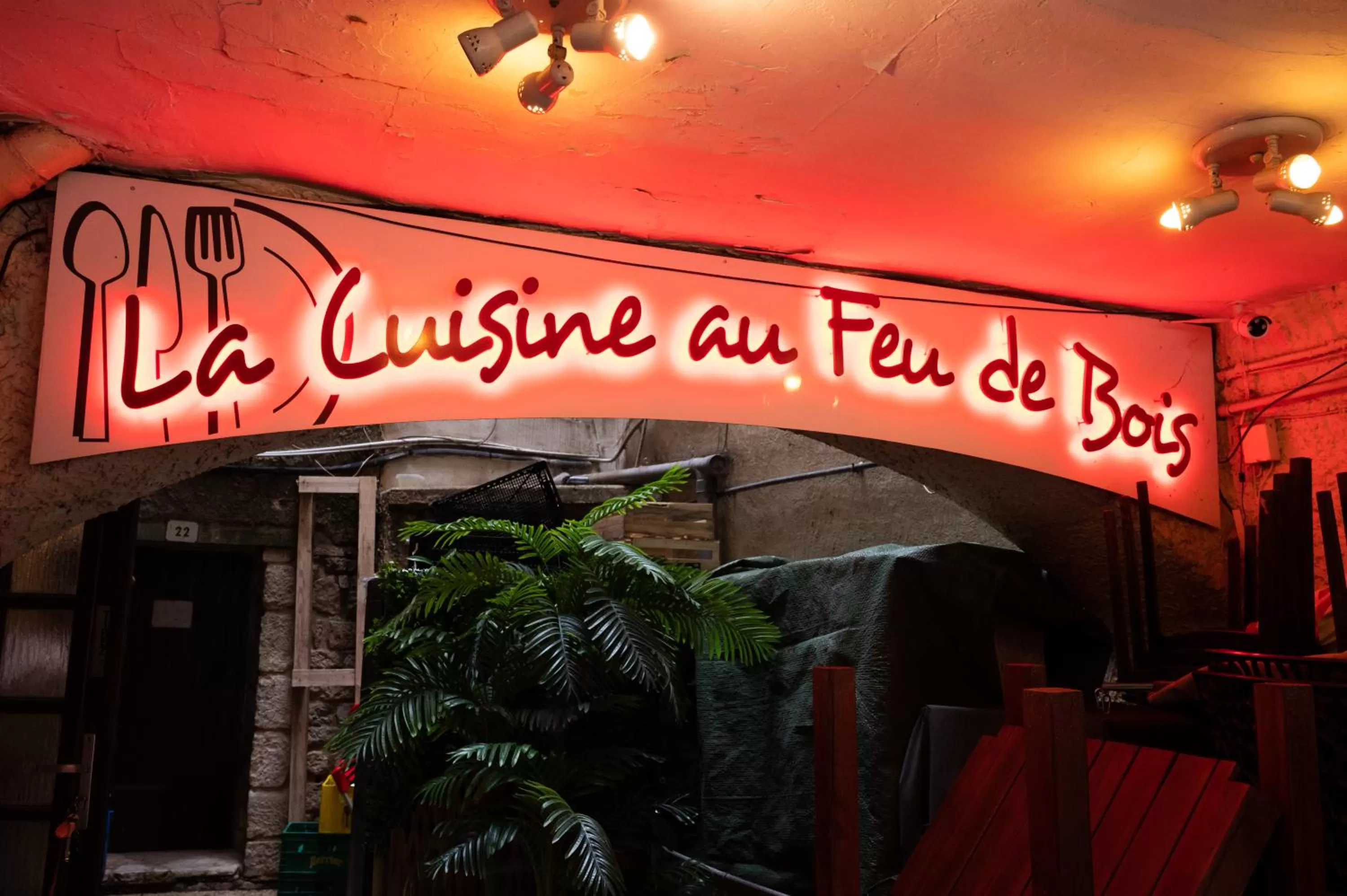 Restaurant/places to eat in Le palais, hôtel - restaurant