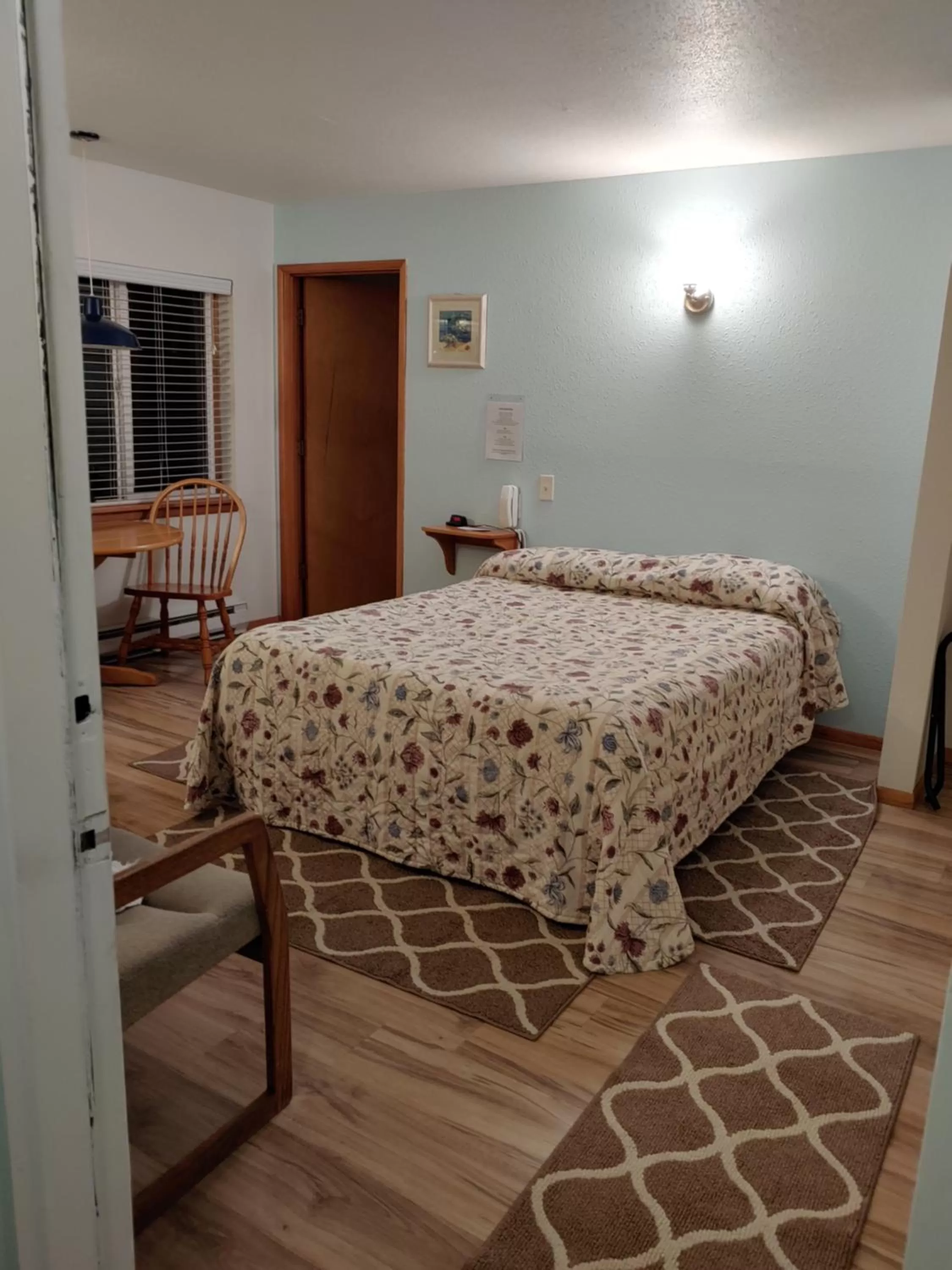 Bed in The Dublin House Motel