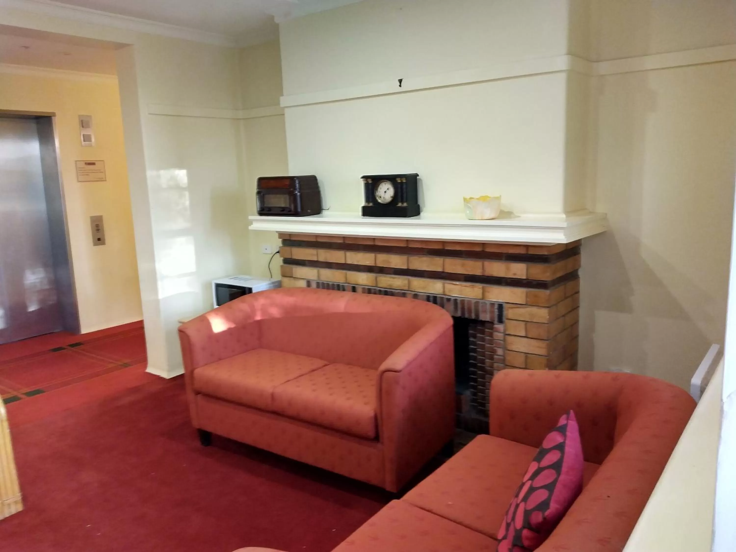 Nightclub / DJ in Linaker Art Deco Motel