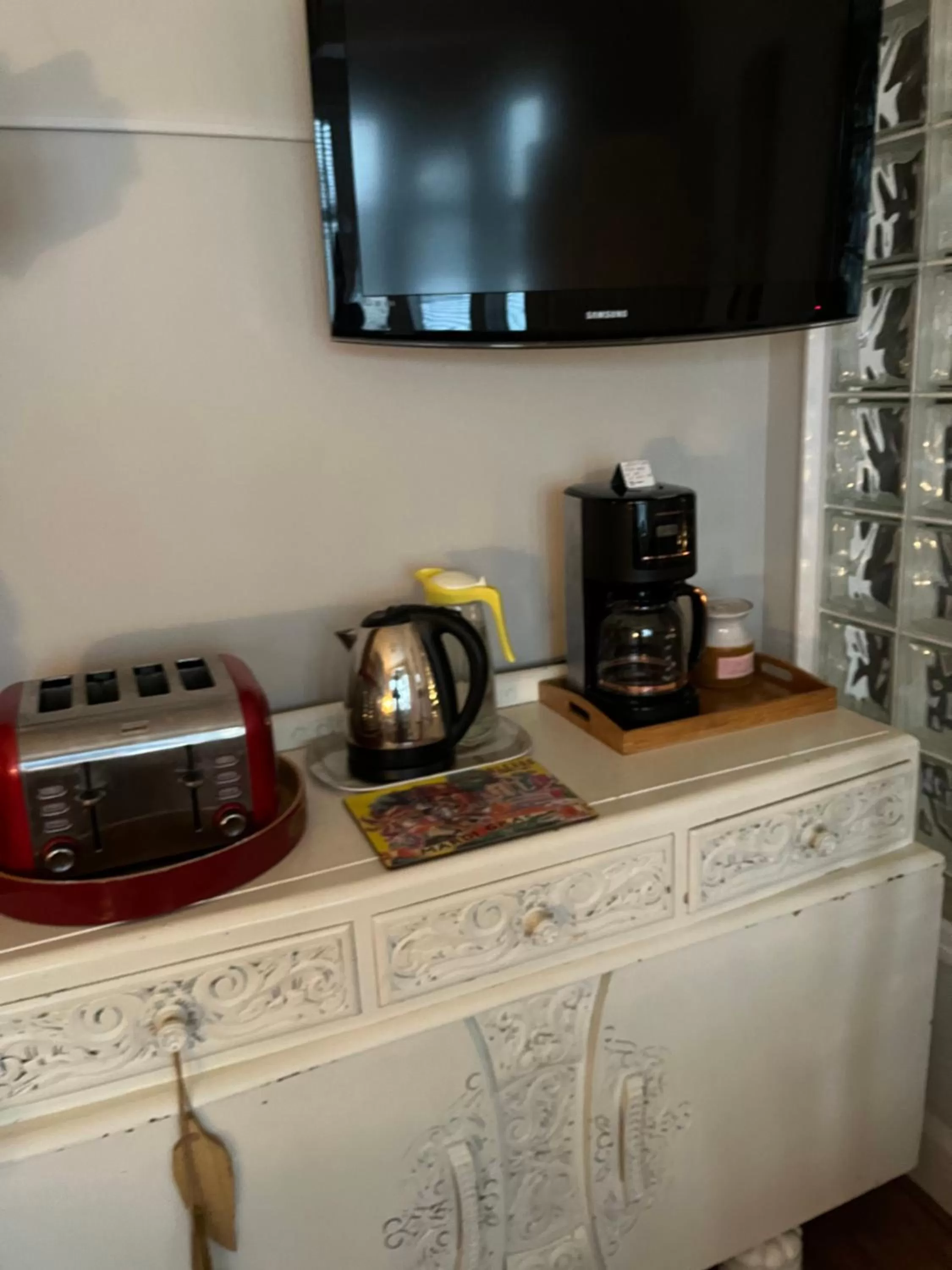 TV/Entertainment Center in Southend Airport Bed & Breakfast