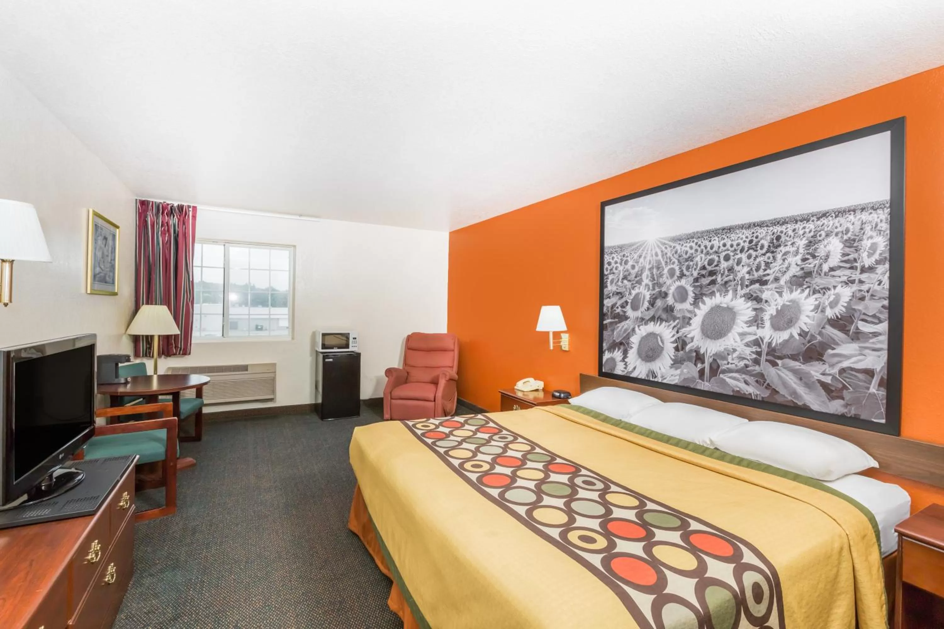 Property building, Bed in Super 8 by Wyndham Holton