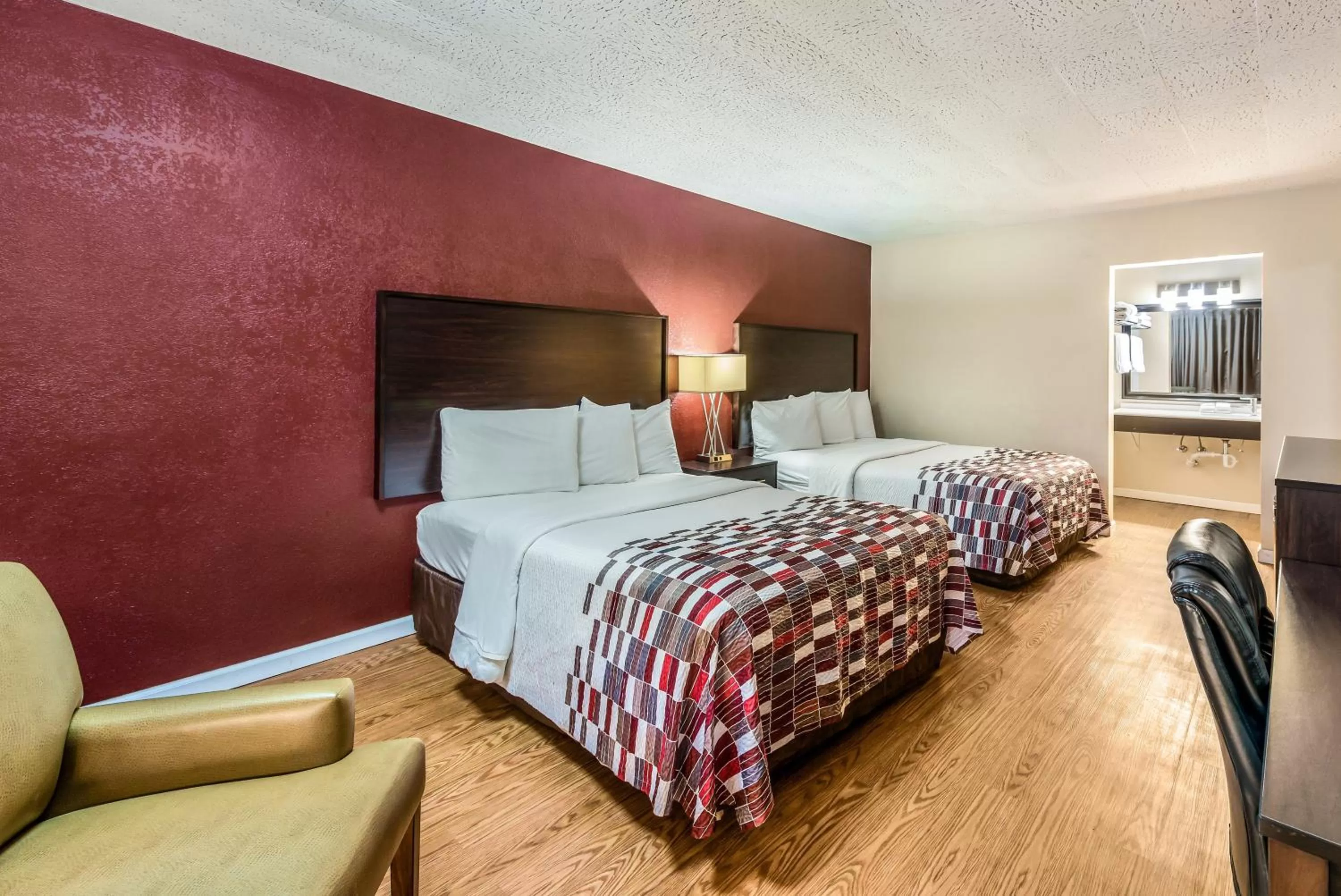 Photo of the whole room, Bed in Red Roof Inn & Suites Wapakoneta