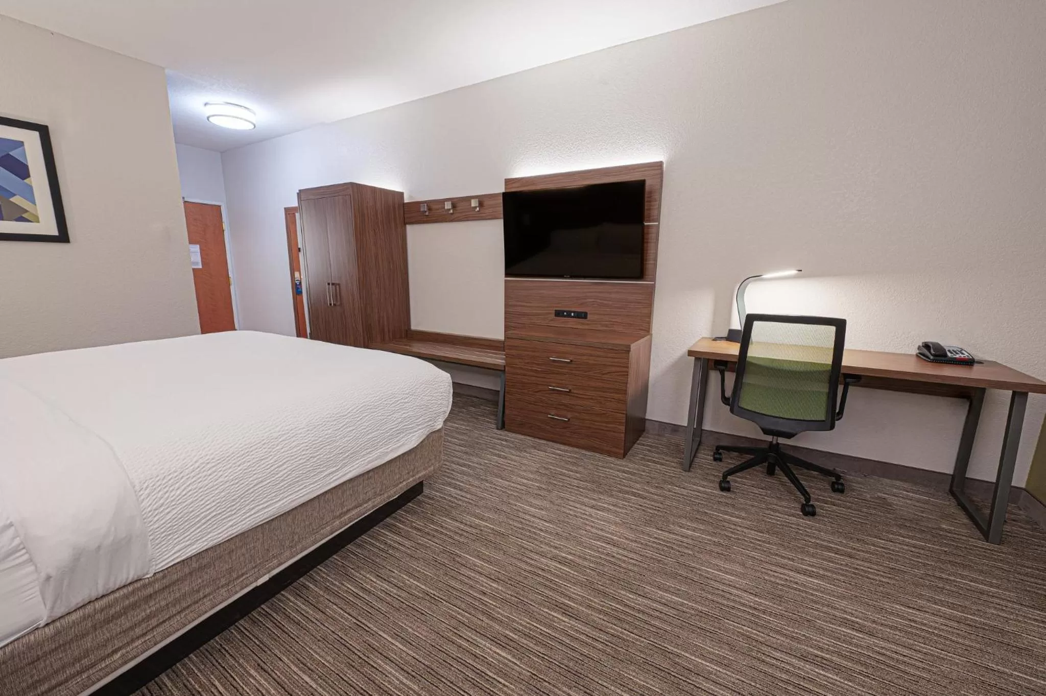 Photo of the whole room, Bed in Holiday Inn Express Hotel & Suites East Lansing by IHG