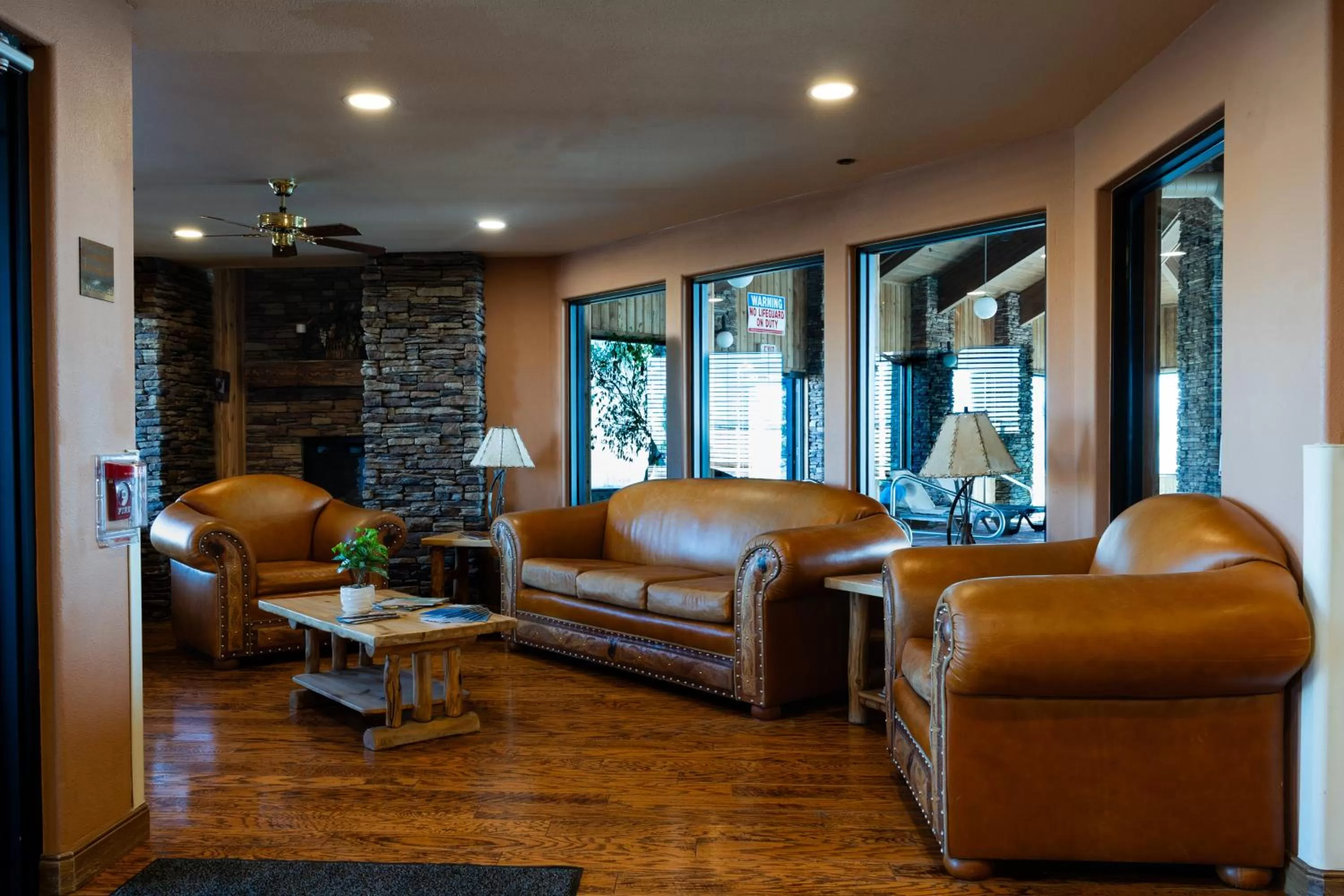 Communal lounge/ TV room in Pinedale Hotel & Suites