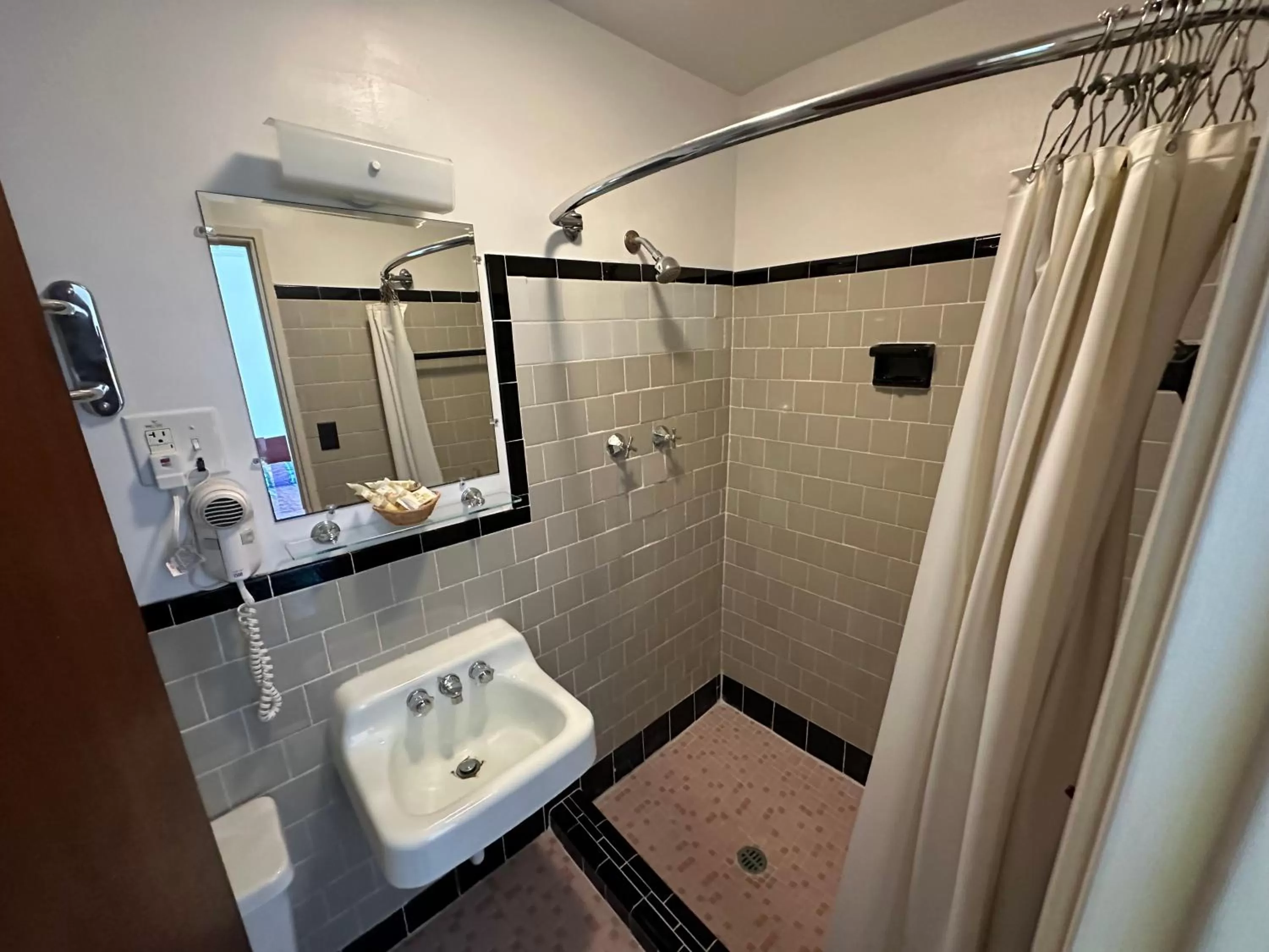 Bathroom in Four Oaks Lodging