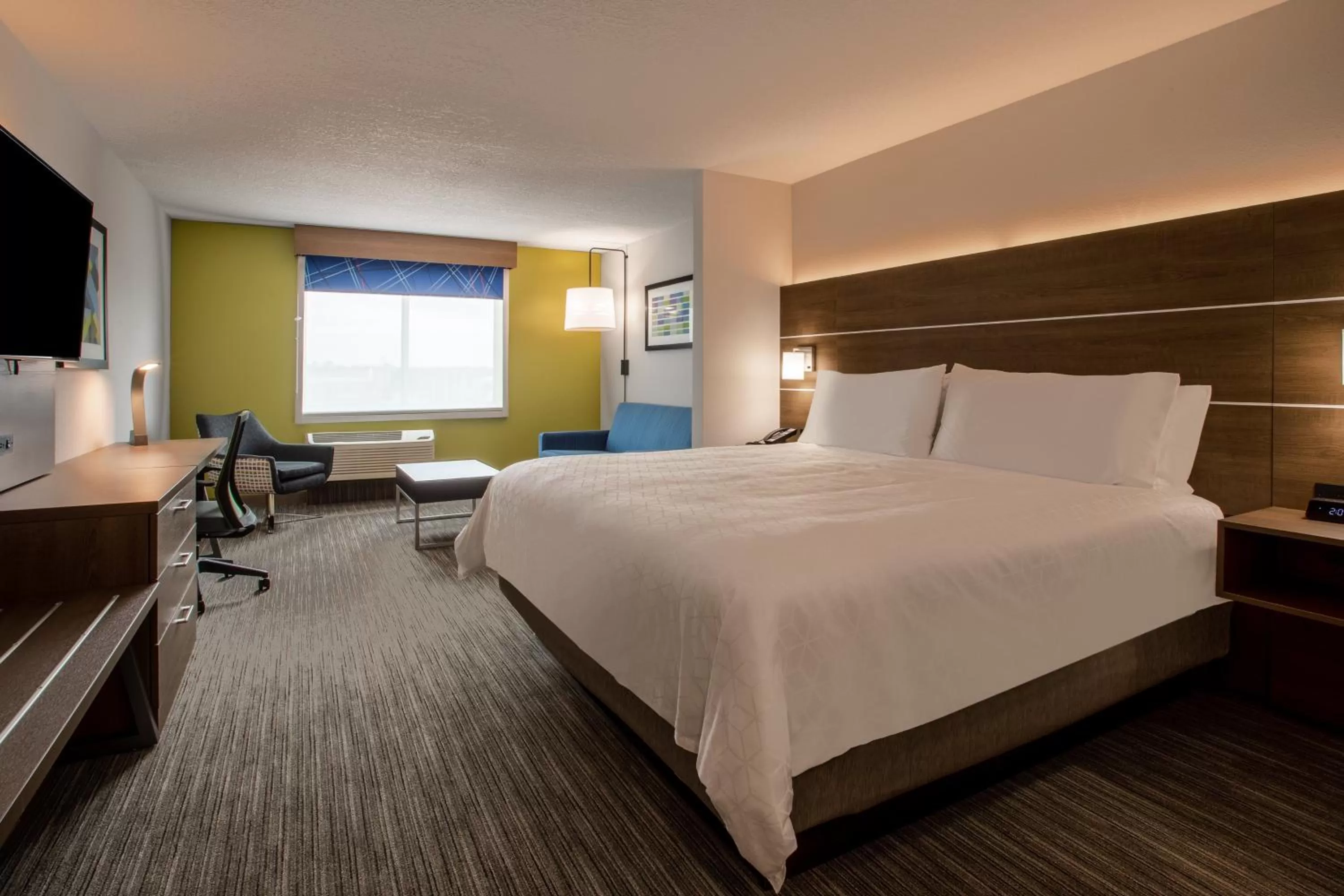 Bedroom, Bed in Holiday Inn Express & Suites - Deland South by IHG