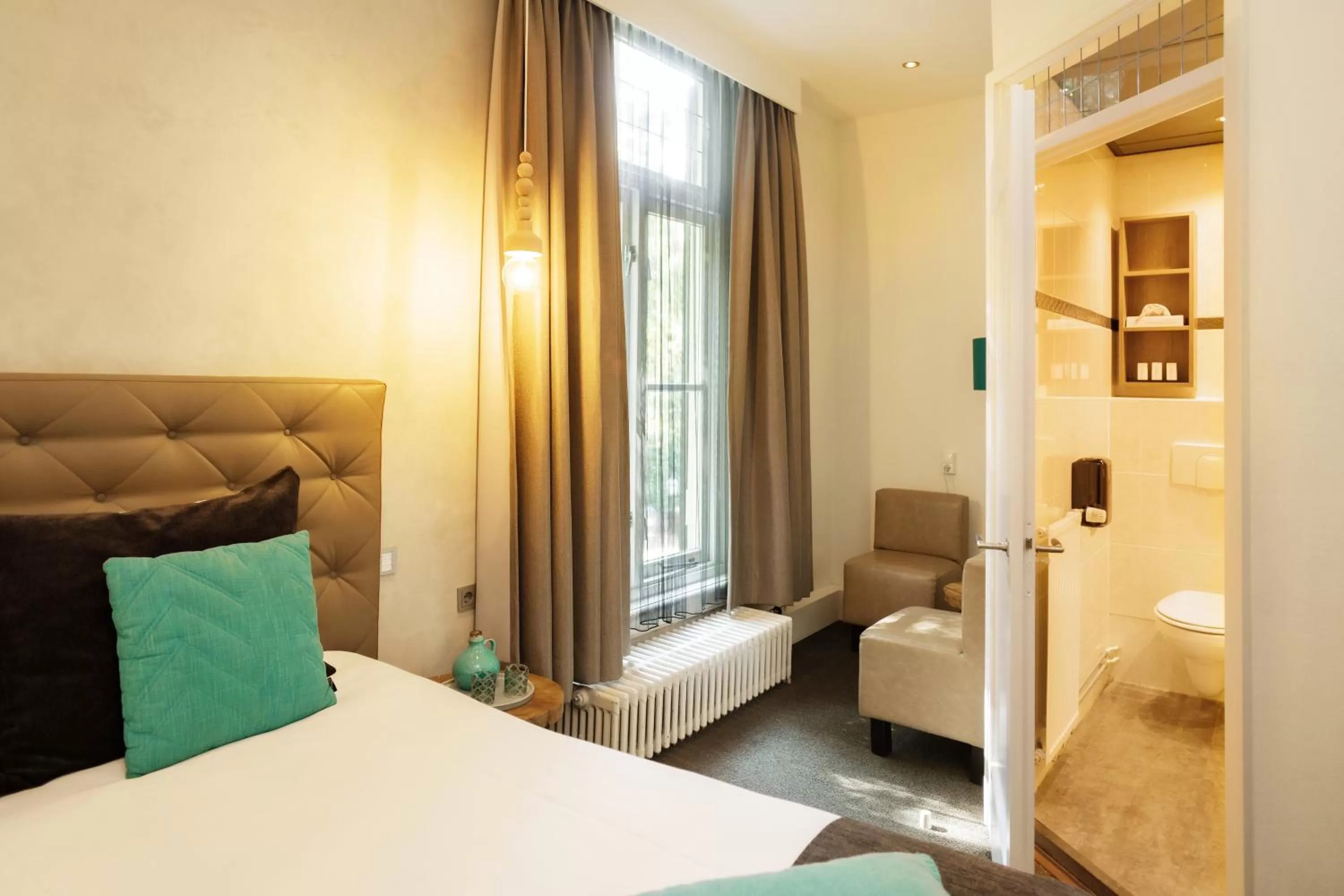 Bathroom, Bed in Hotel Restaurant De Wolfsberg