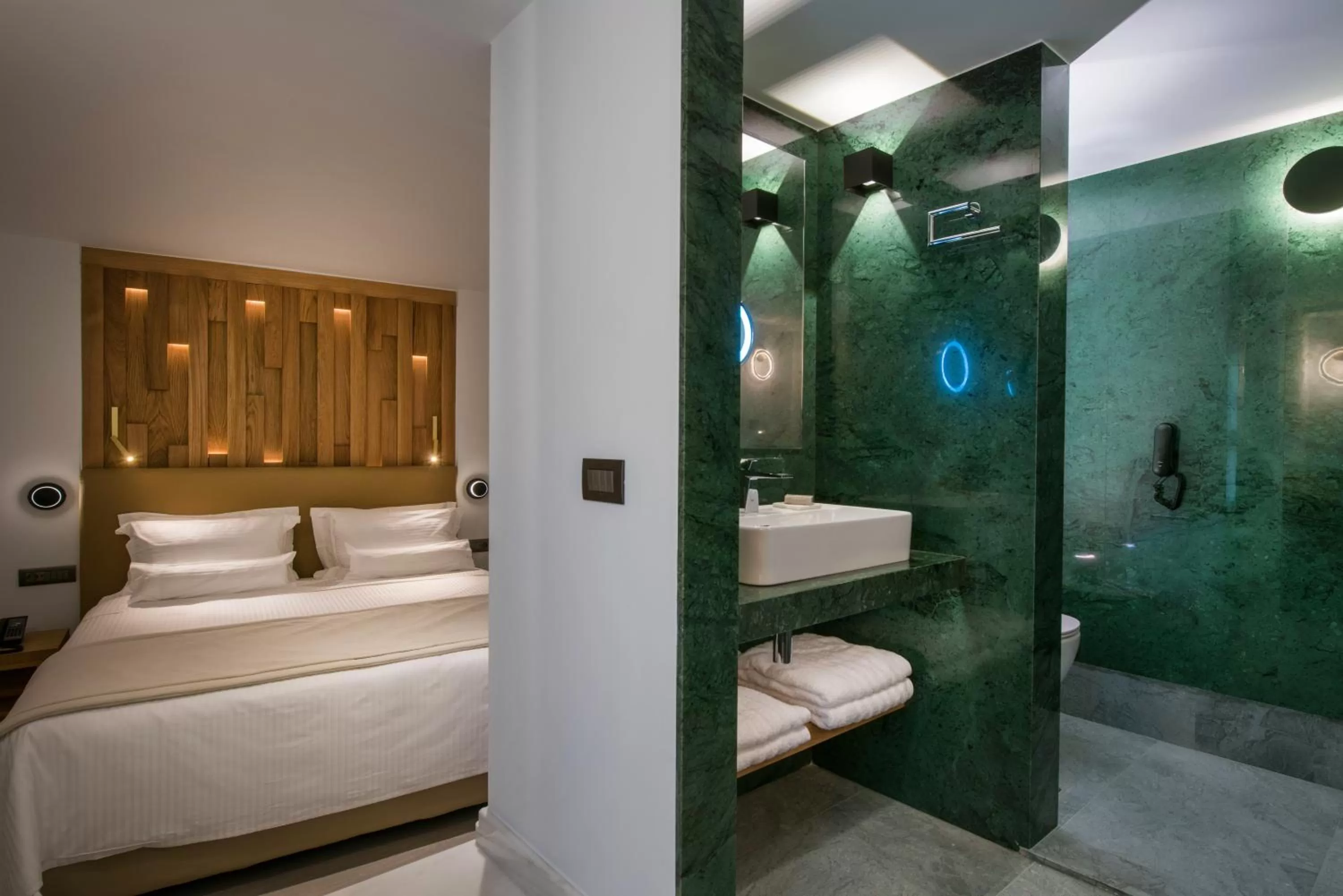 Toilet, Bed in Dimargio Luxury Hotel & Spa