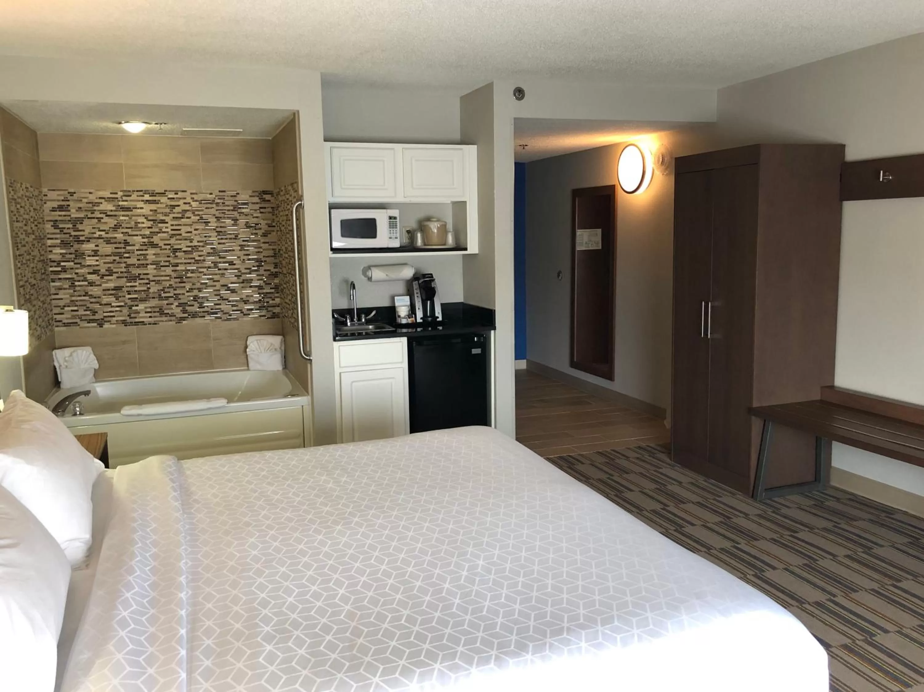 Shower, Bed in Holiday Inn Express and Suites Quakertown - Allentown Area by IHG