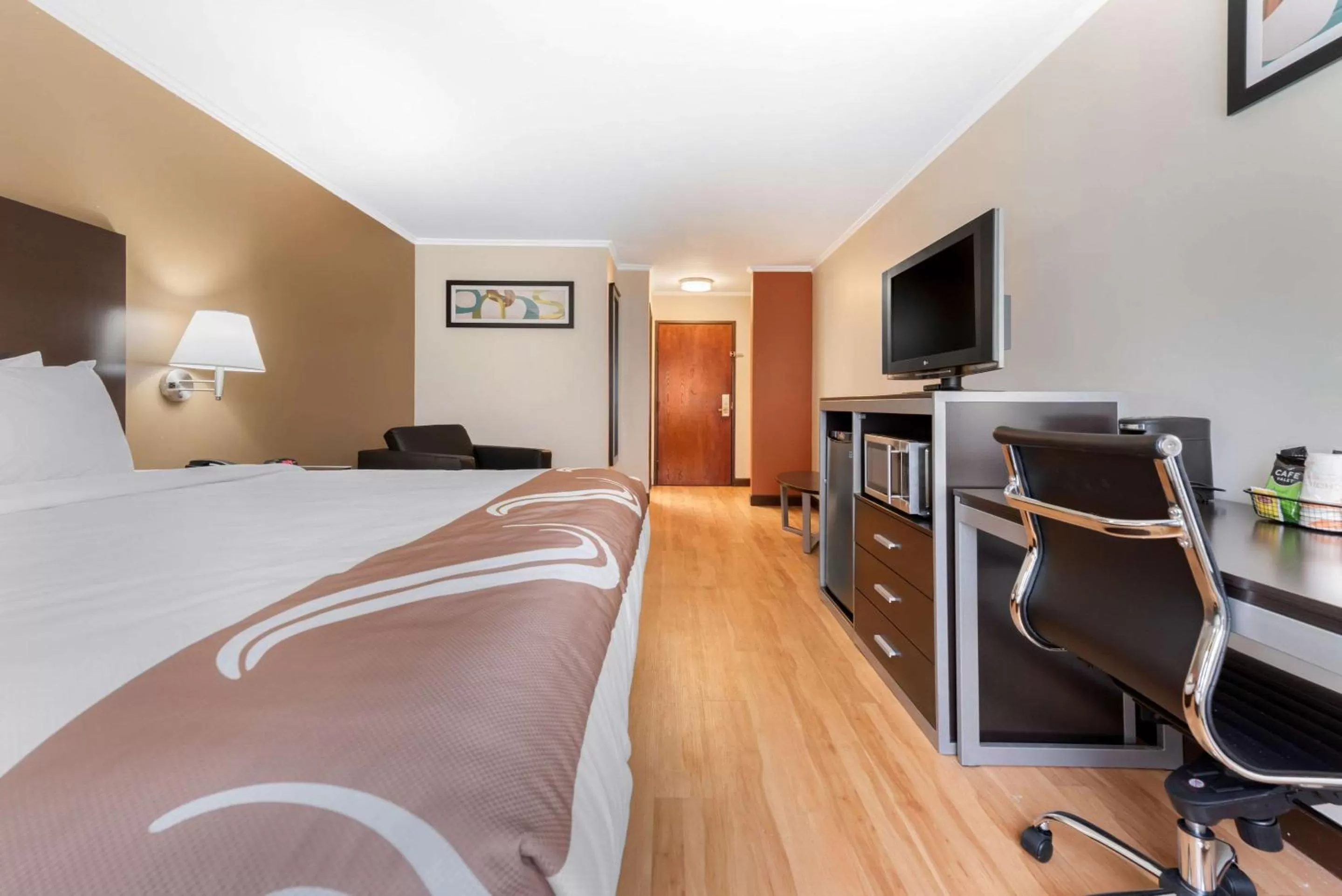 Photo of the whole room, Bed in Quality Inn Fairborn near Wright Patterson AFB