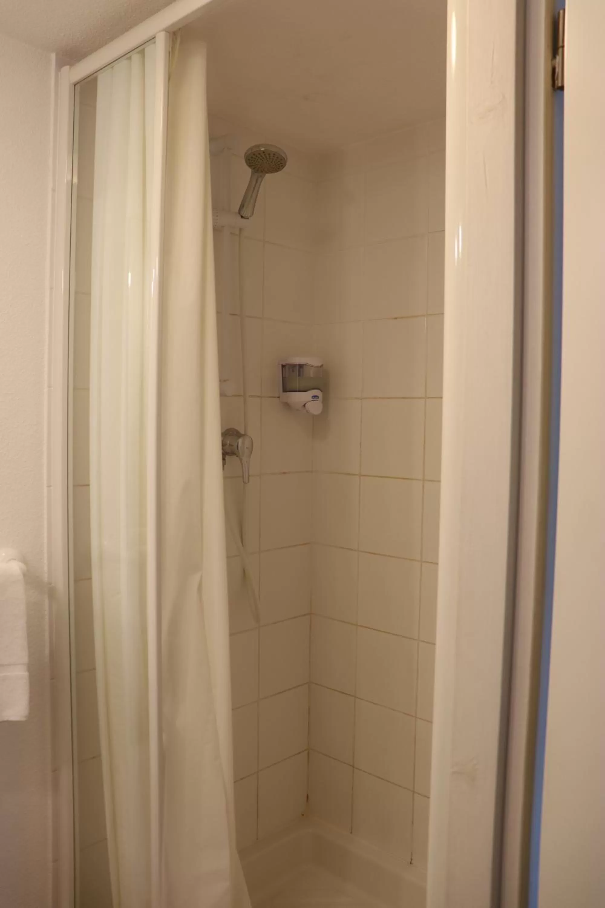 Shower in Hôtel Lémand Lyon Est - Villefontaine