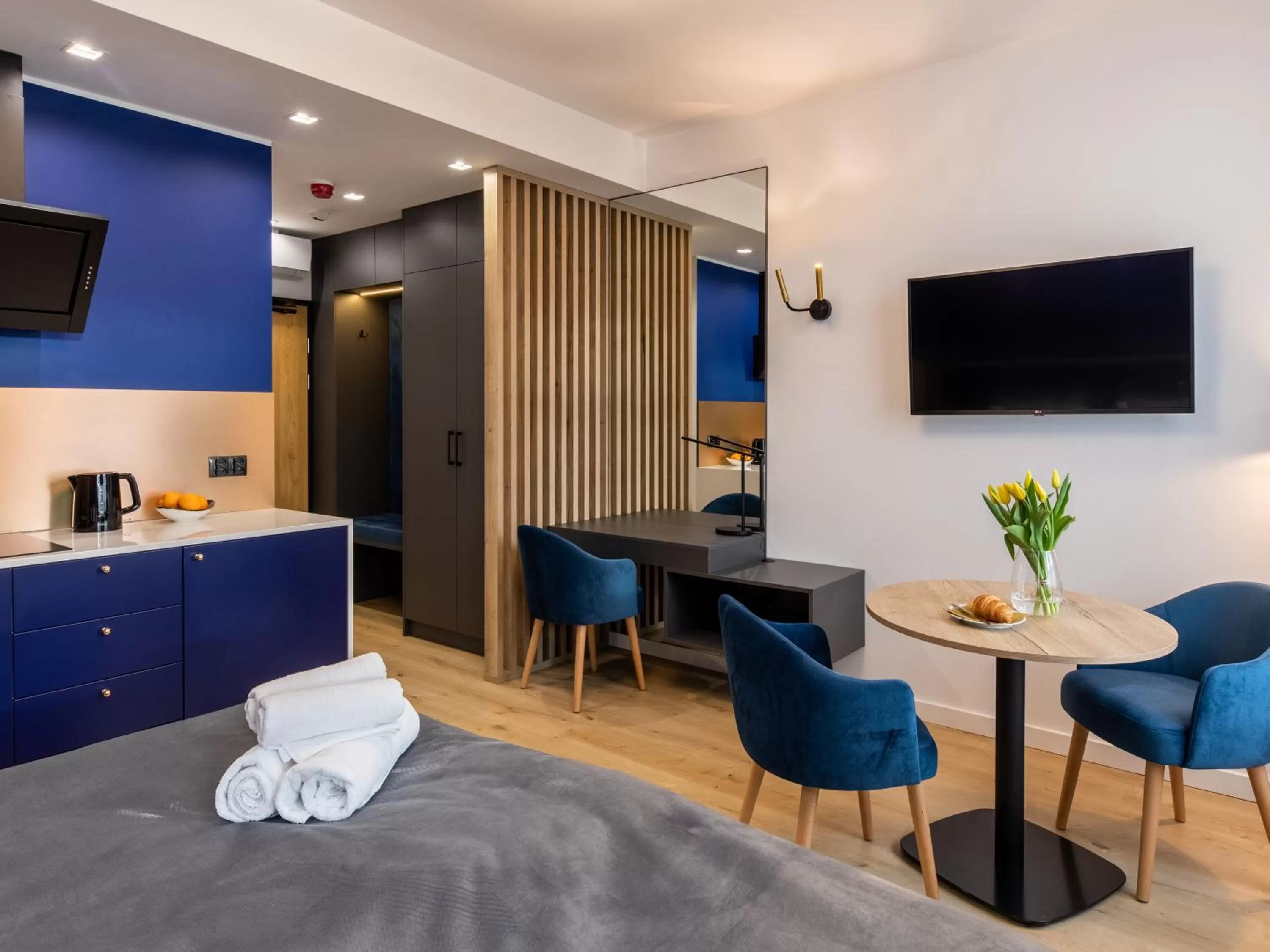 TV and multimedia, Bed in SQUARE APARTMENTS GDYNIA