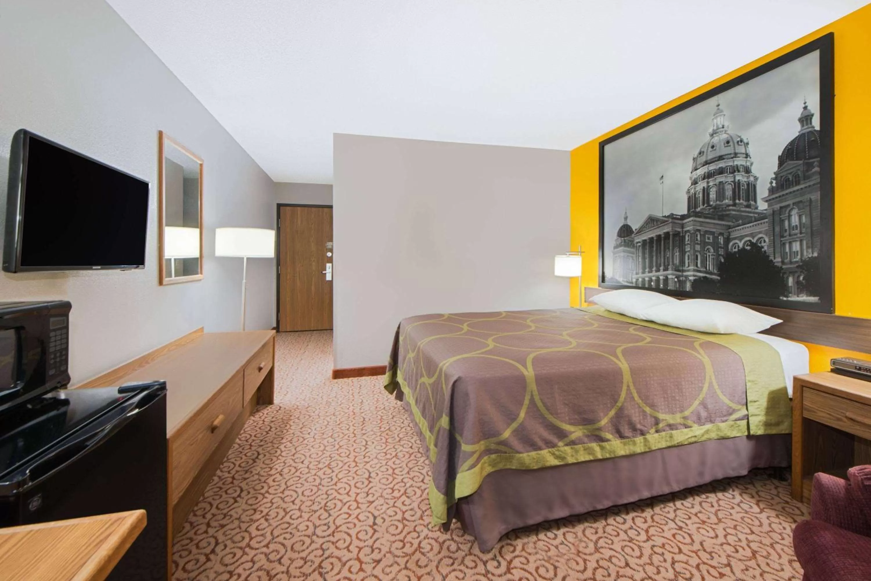 Photo of the whole room, Bed in Super 8 by Wyndham Pella