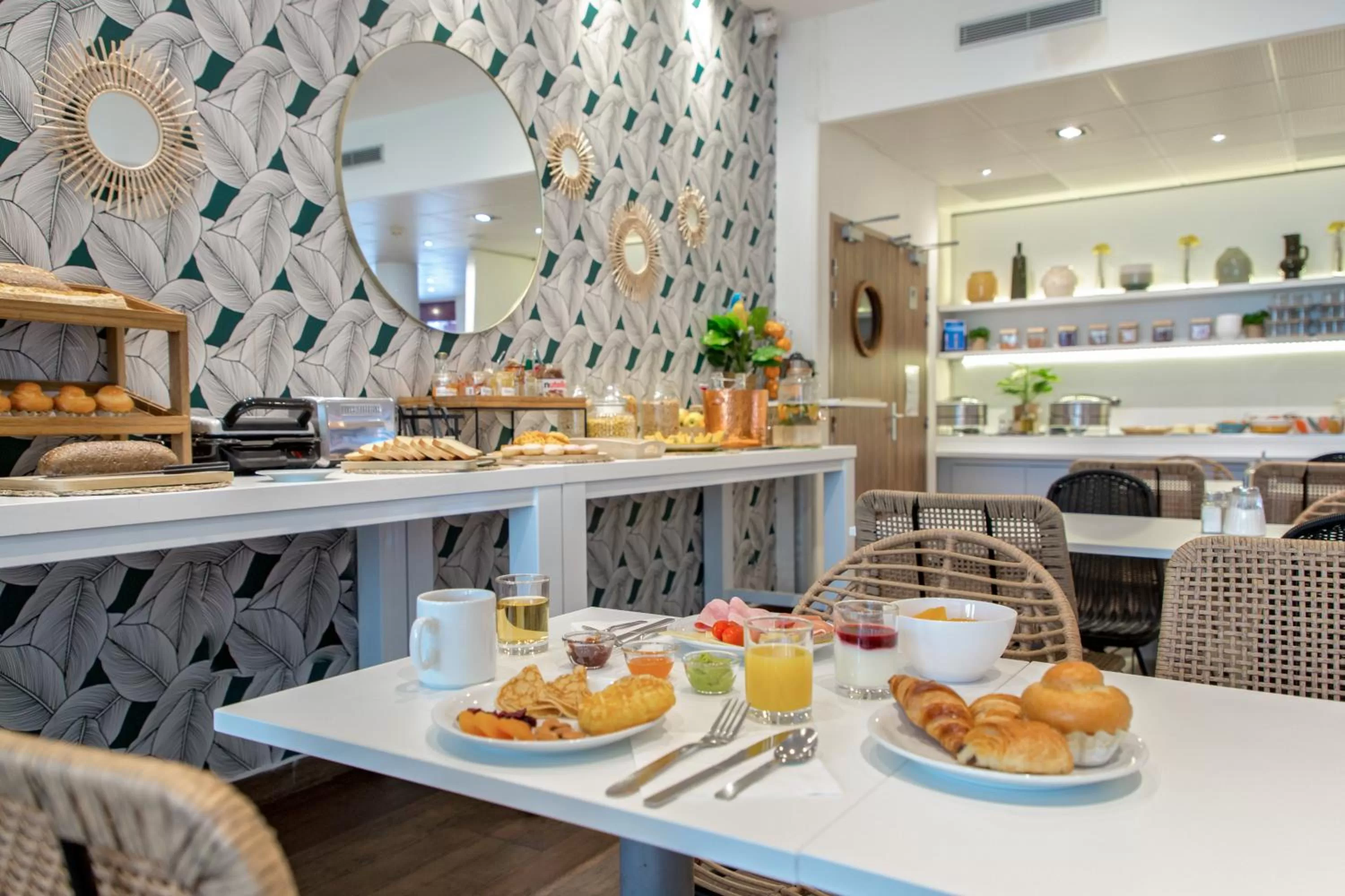 Breakfast in Novotel Suites Perpignan Centre - Grandes Suites & Confort Centre-Ville