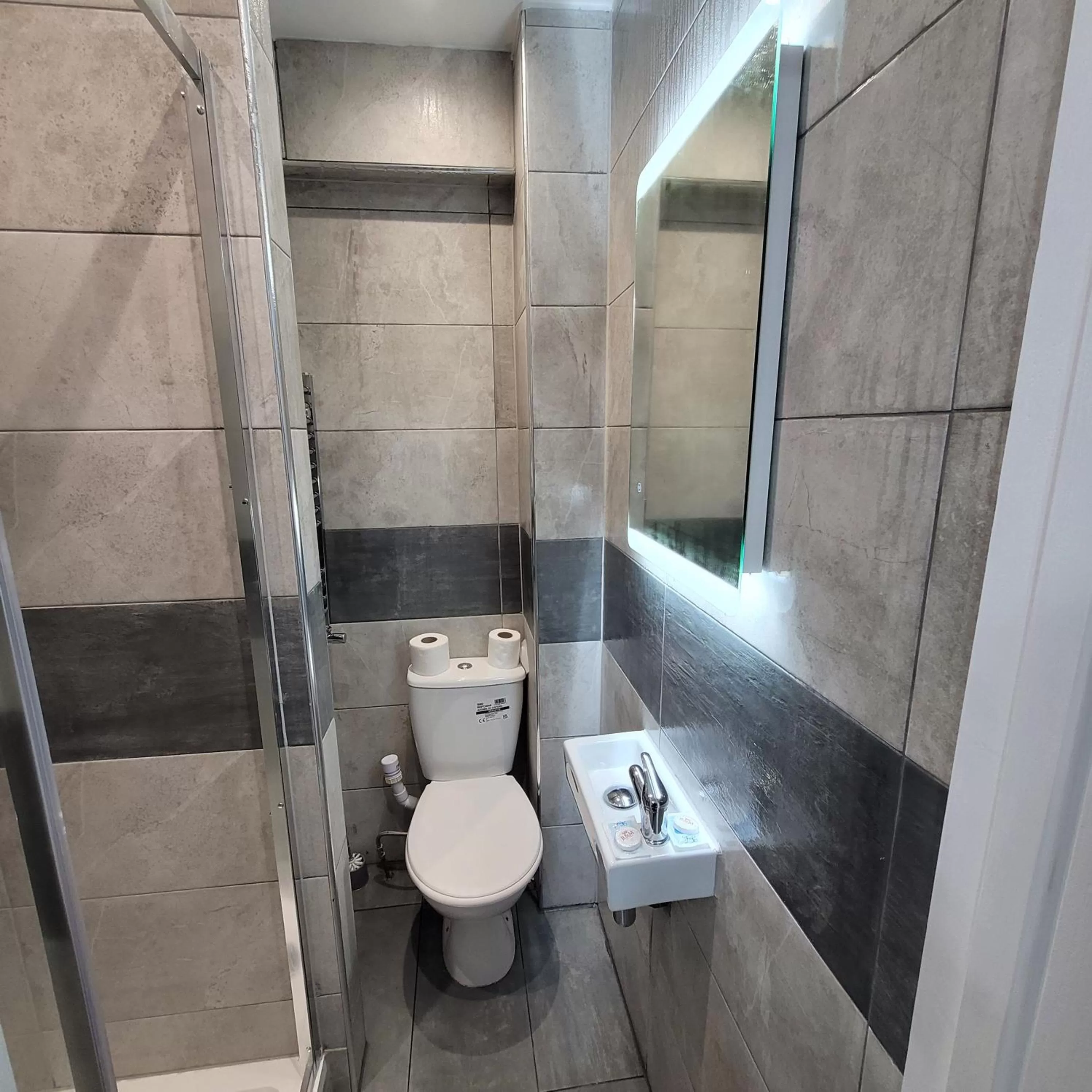 Toilet in Argyle Square Hotel