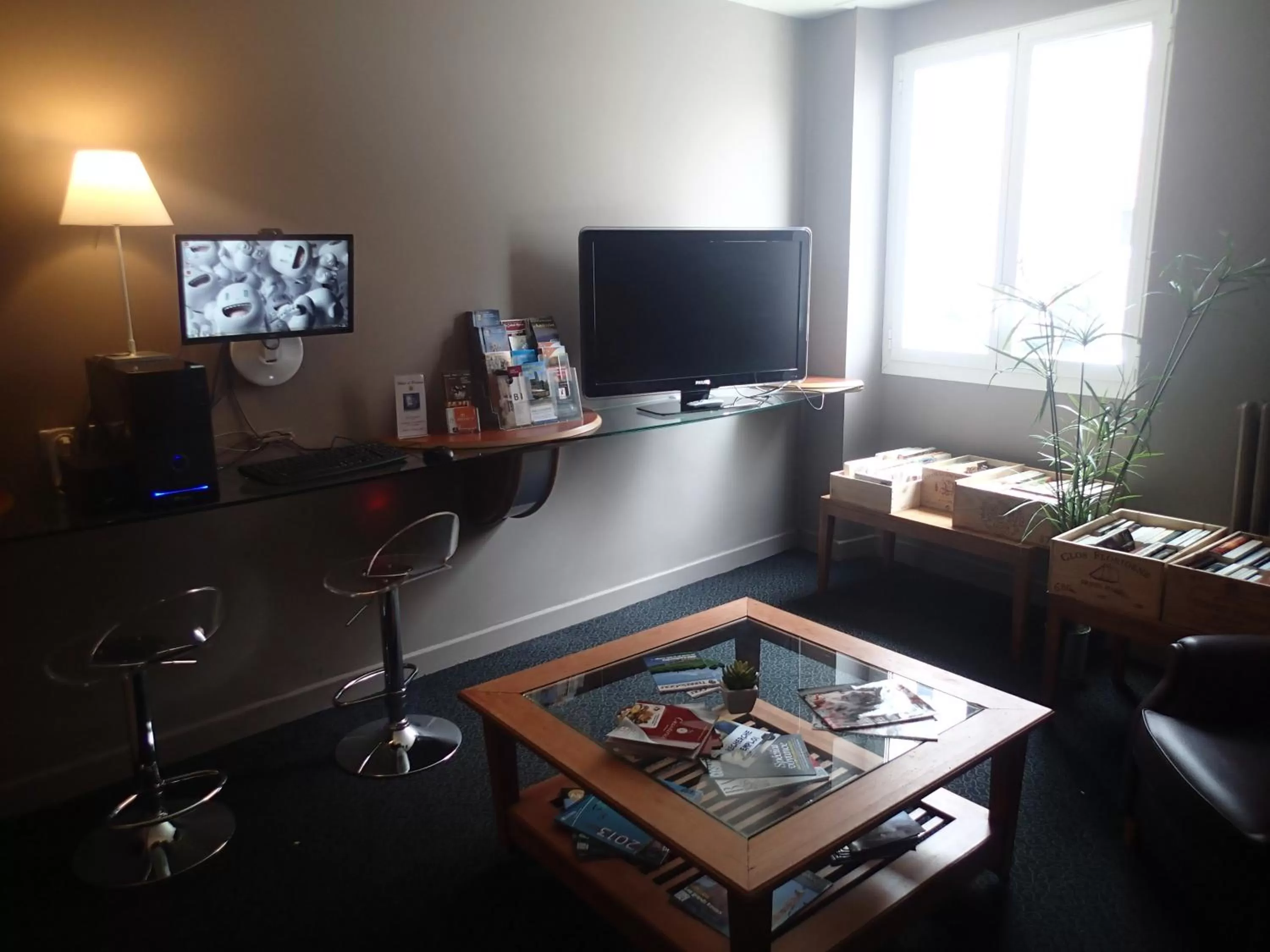 TV and multimedia in Logis Hotels Grand Hotel d'Orléans