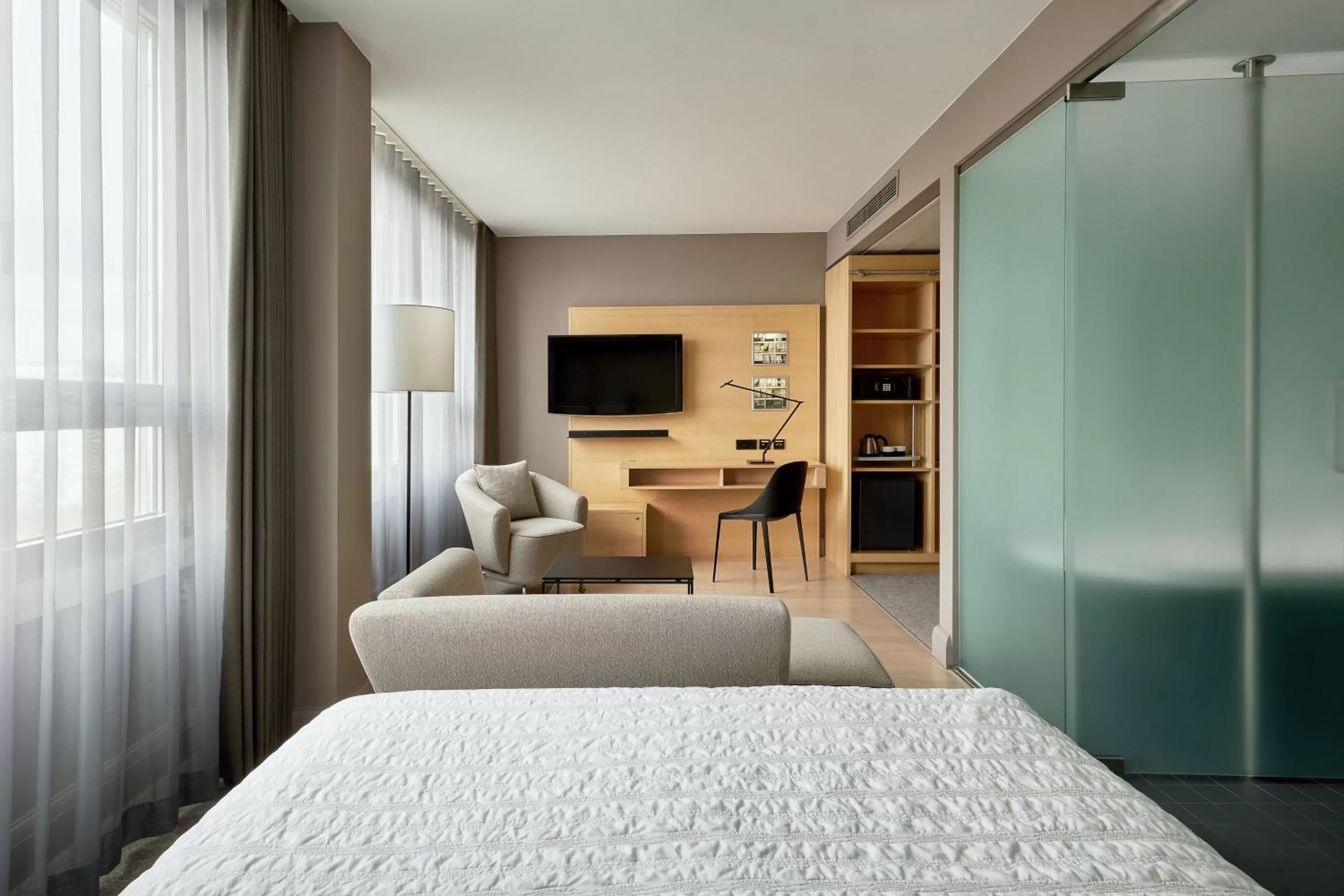 Photo of the whole room, Bed in Le Méridien Vienna