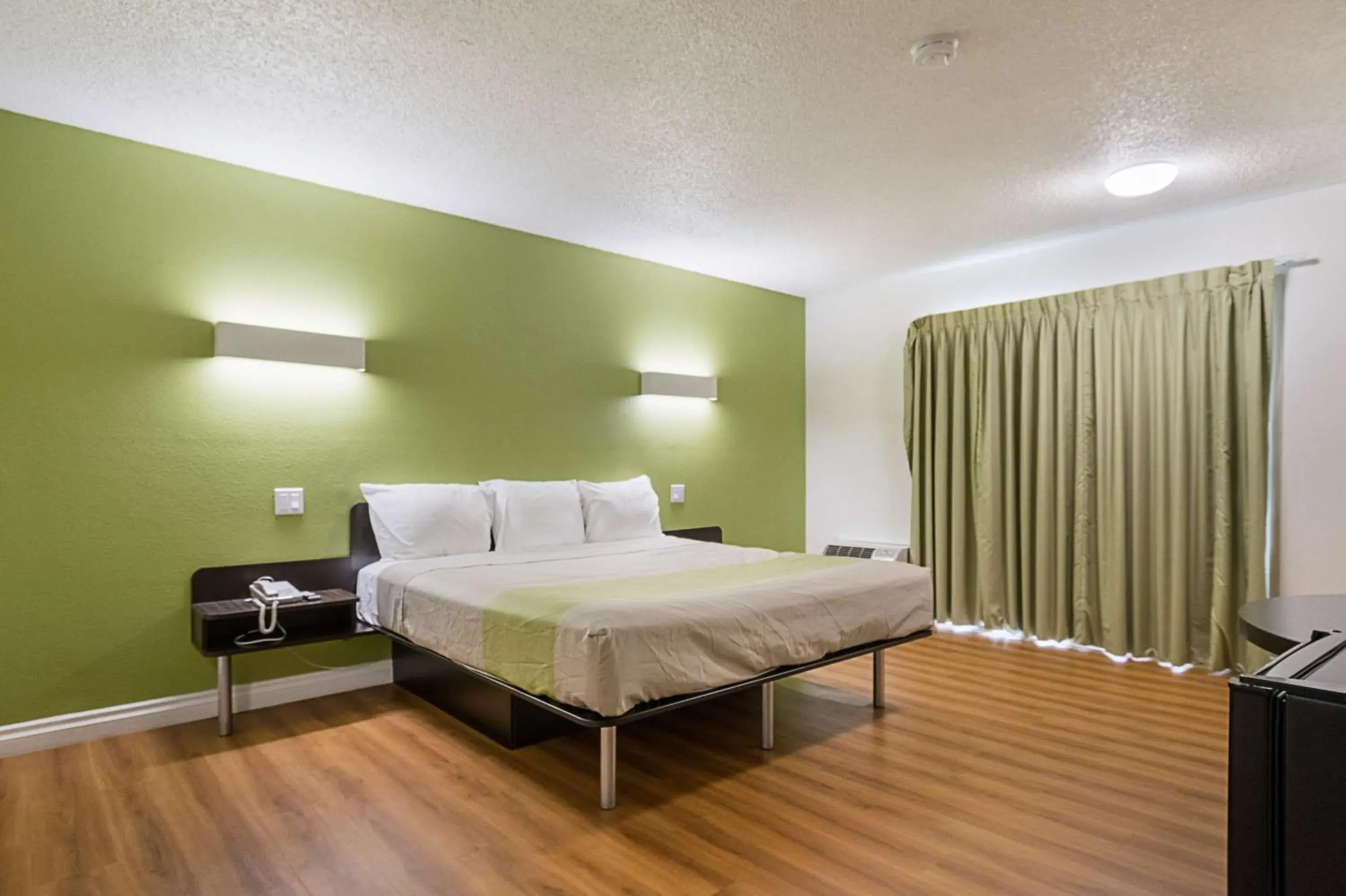 King Room - single occupancy - Non-Smoking in Motel 6-Santa Maria, CA - South King Room - single occupancy - Non-Smoking in Motel 6-Santa Maria, CA - South