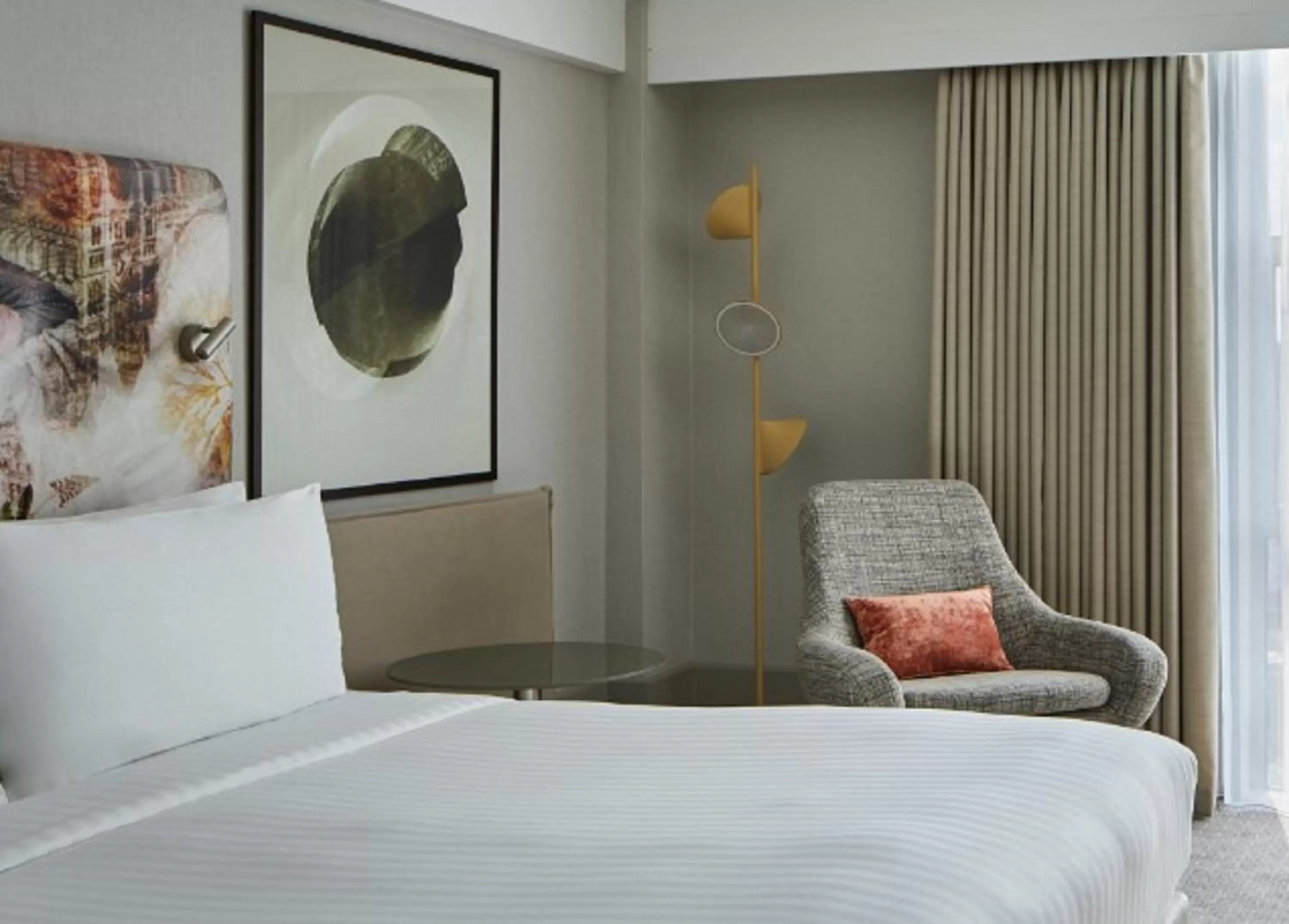 Bed in London Marriott Hotel Kensington