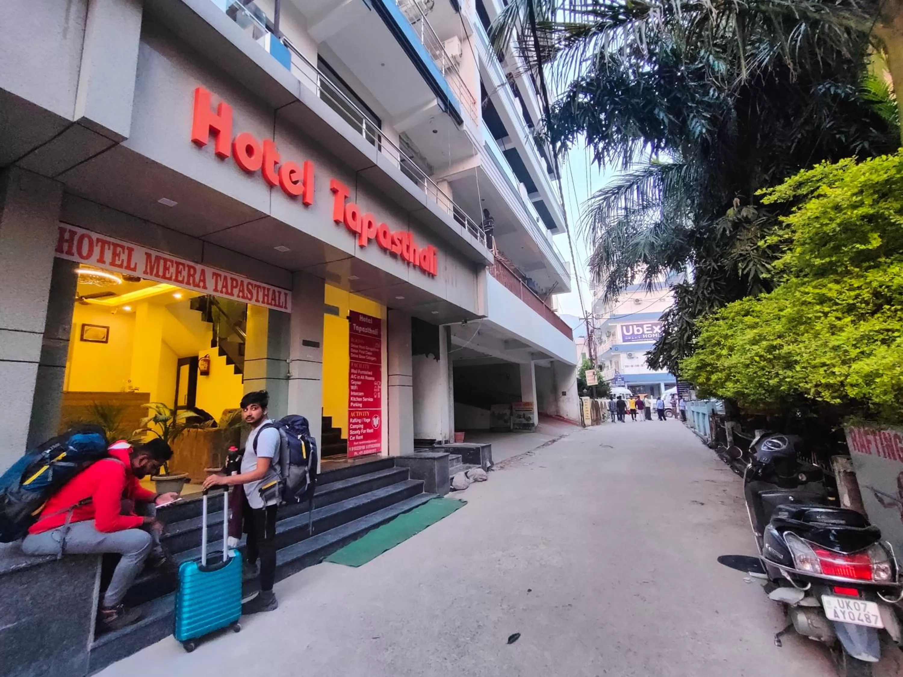 Facade/entrance in Tapasthali by Meera Hotels