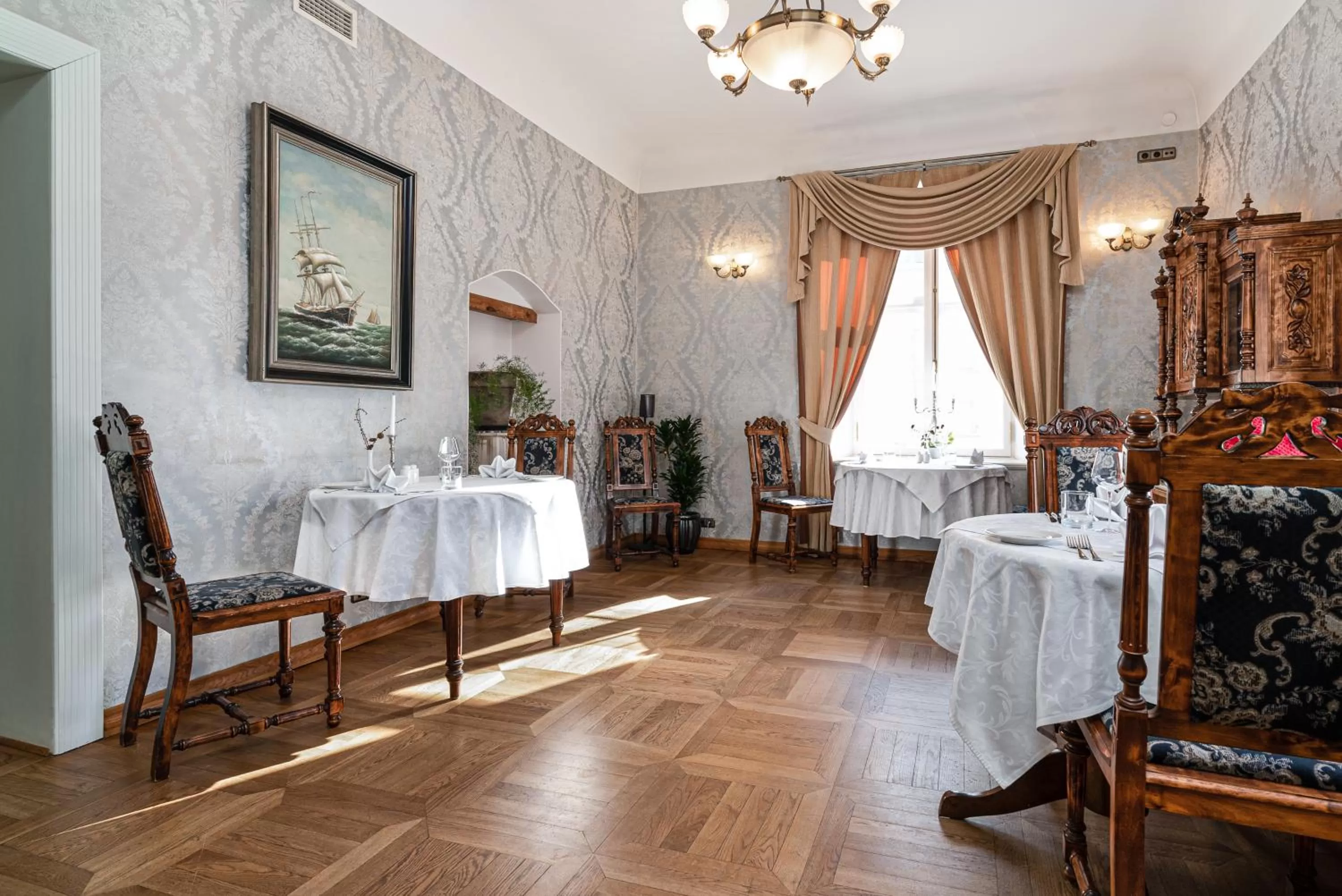 Restaurant/places to eat in Padise Manor