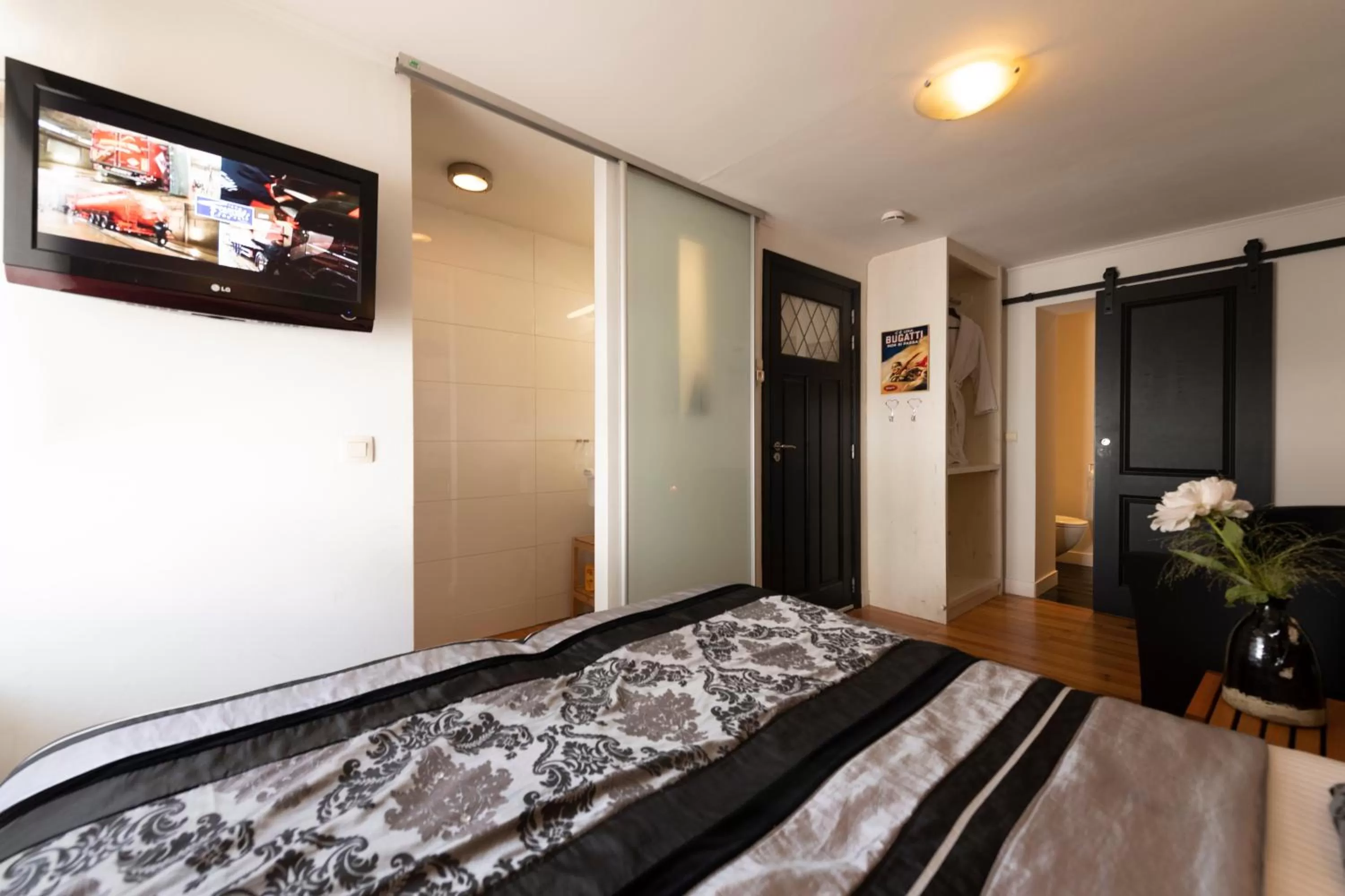 Photo of the whole room, Bed in B&B Montenakerhof