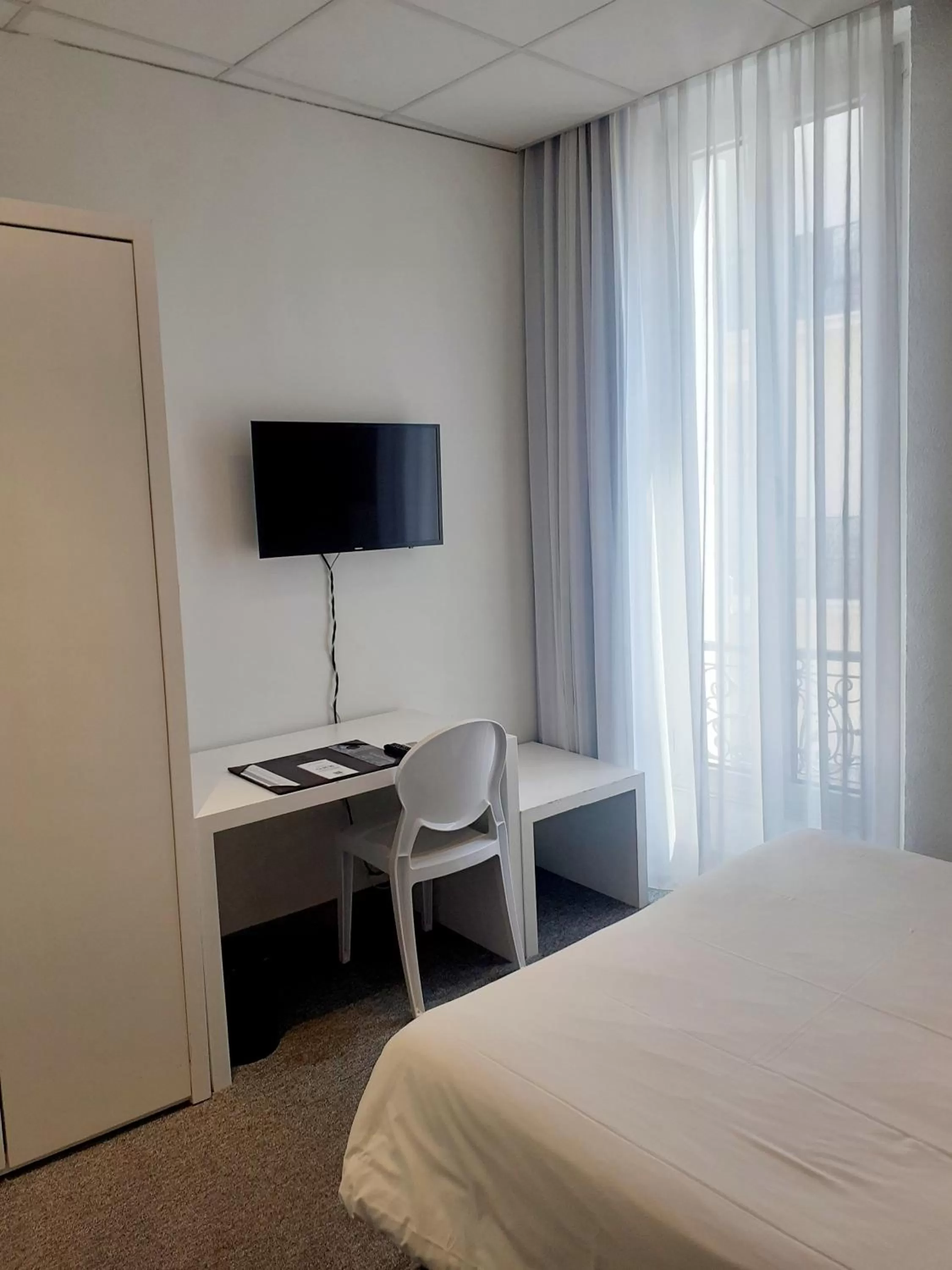 Bedroom, Bed in Hôtel P.L.M.