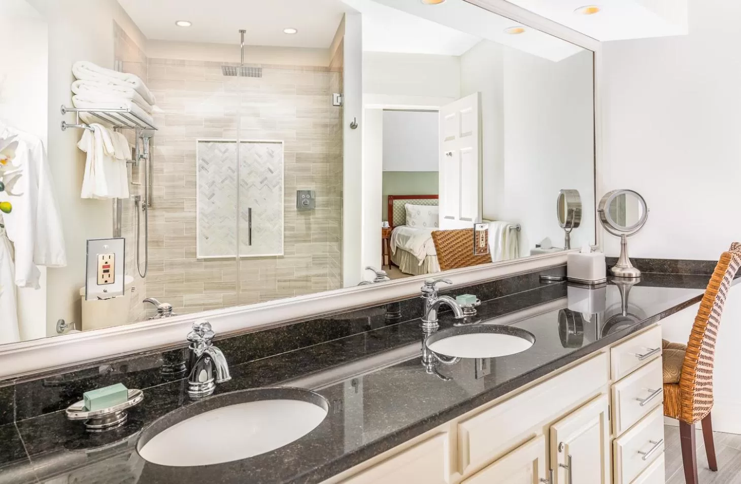 Bathroom in Harbor Light Inn