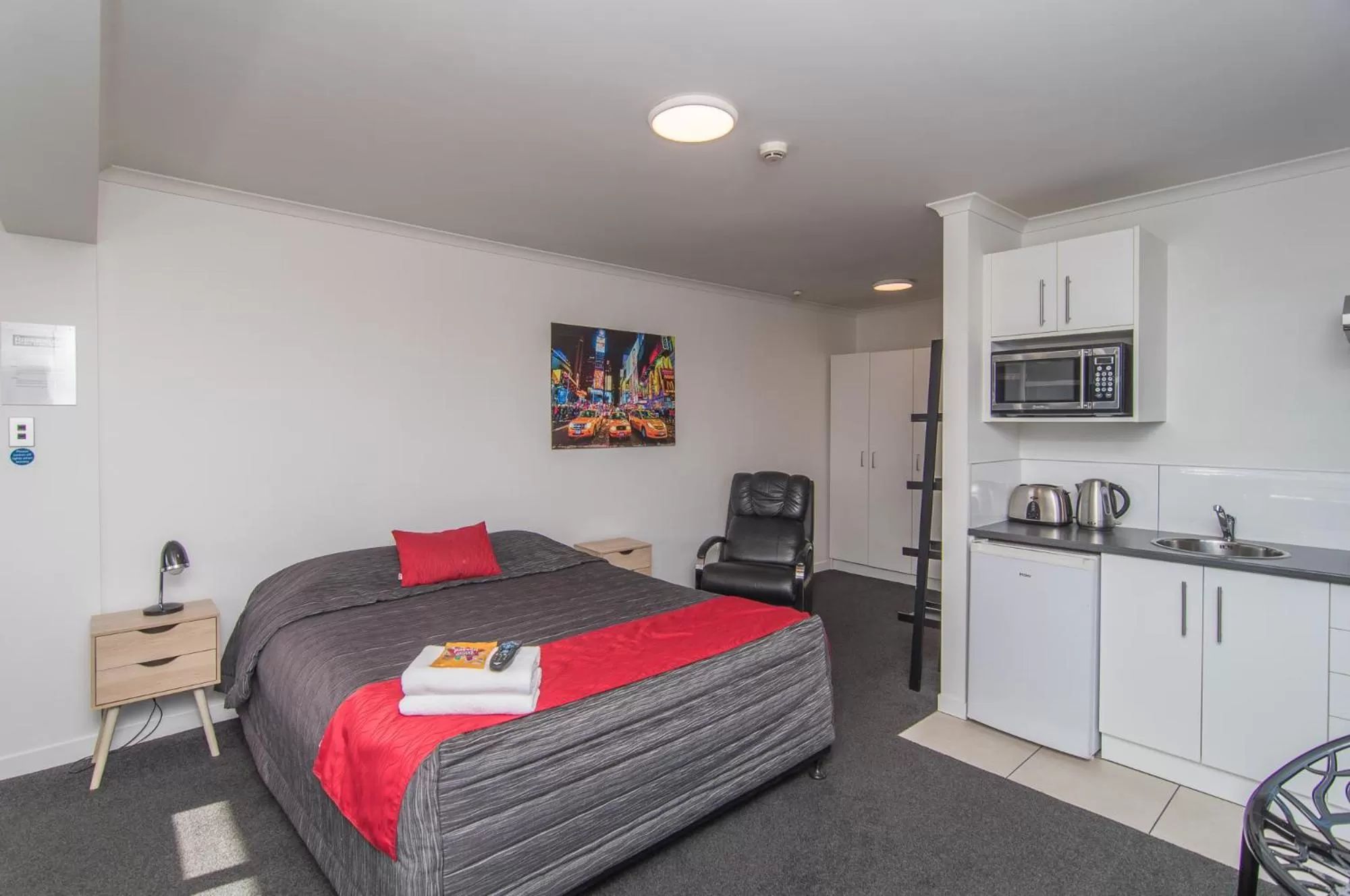 Deluxe Queen Studio  in The Hibernian Studio Apartments - 4 Latter Street