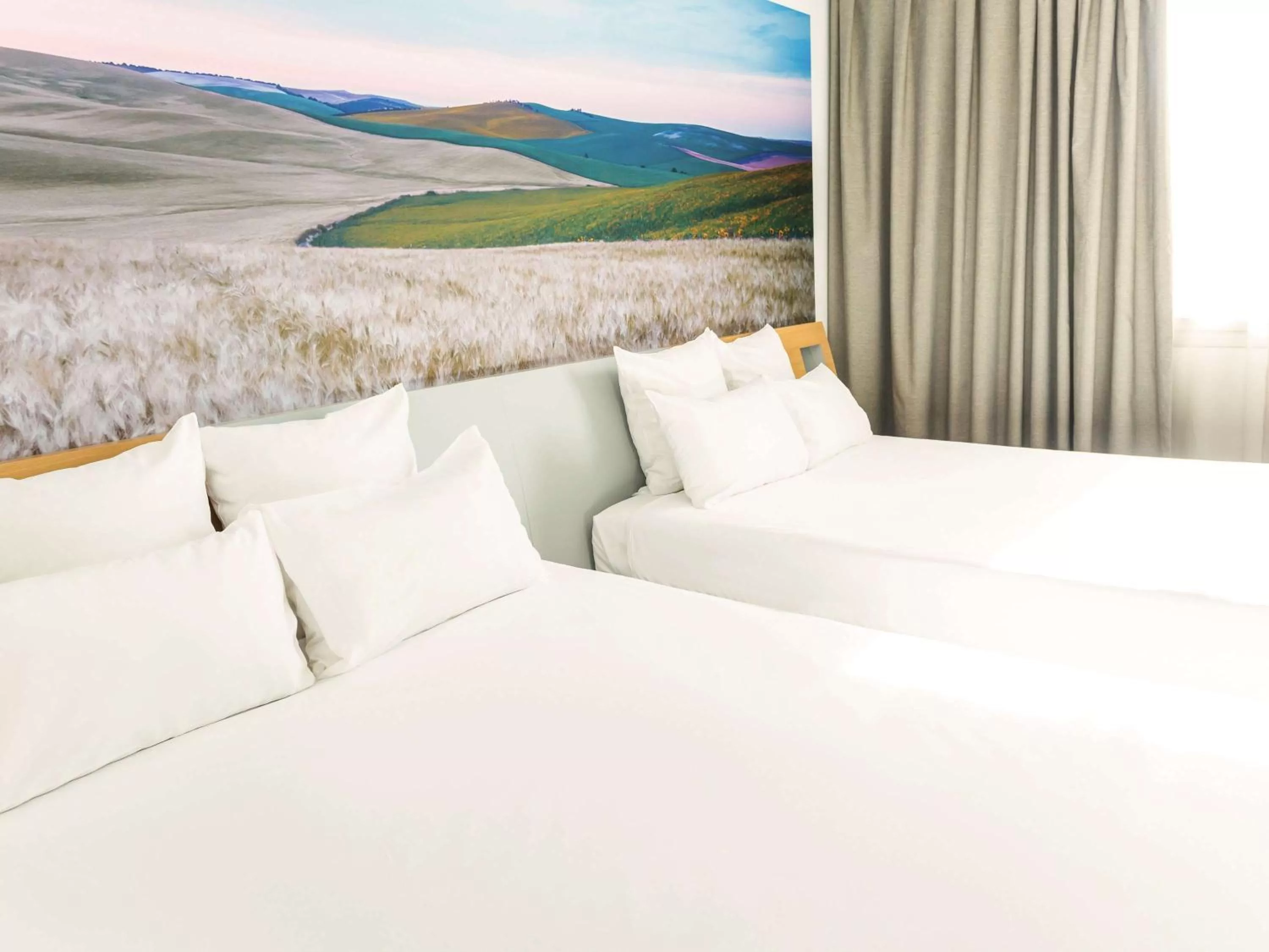 Photo of the whole room, Bed in Novotel Sevilla